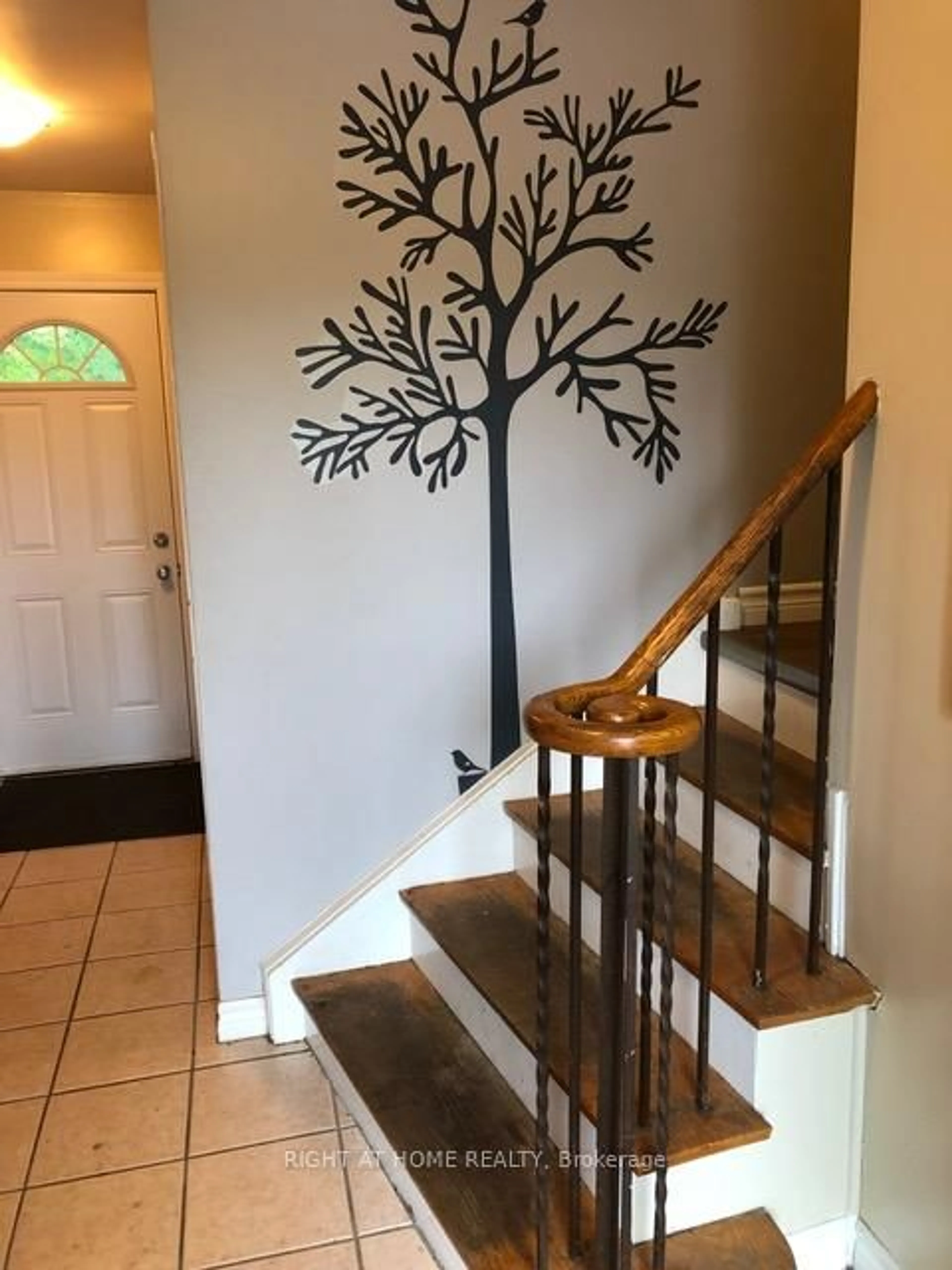 Indoor entryway for 44 Bernick Dr, Barrie Ontario L4M 2V5