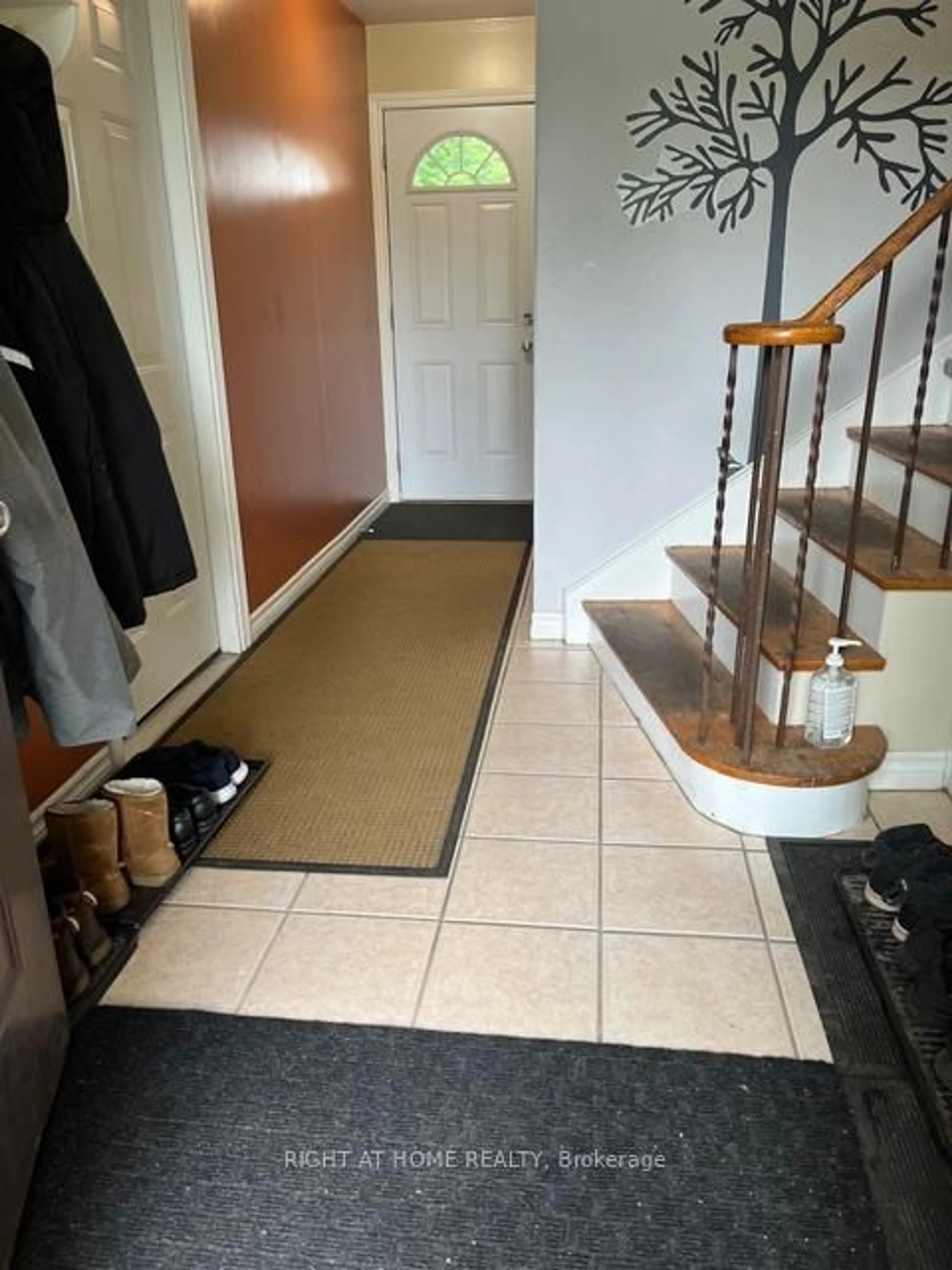 Indoor entryway for 44 Bernick Dr, Barrie Ontario L4M 2V5