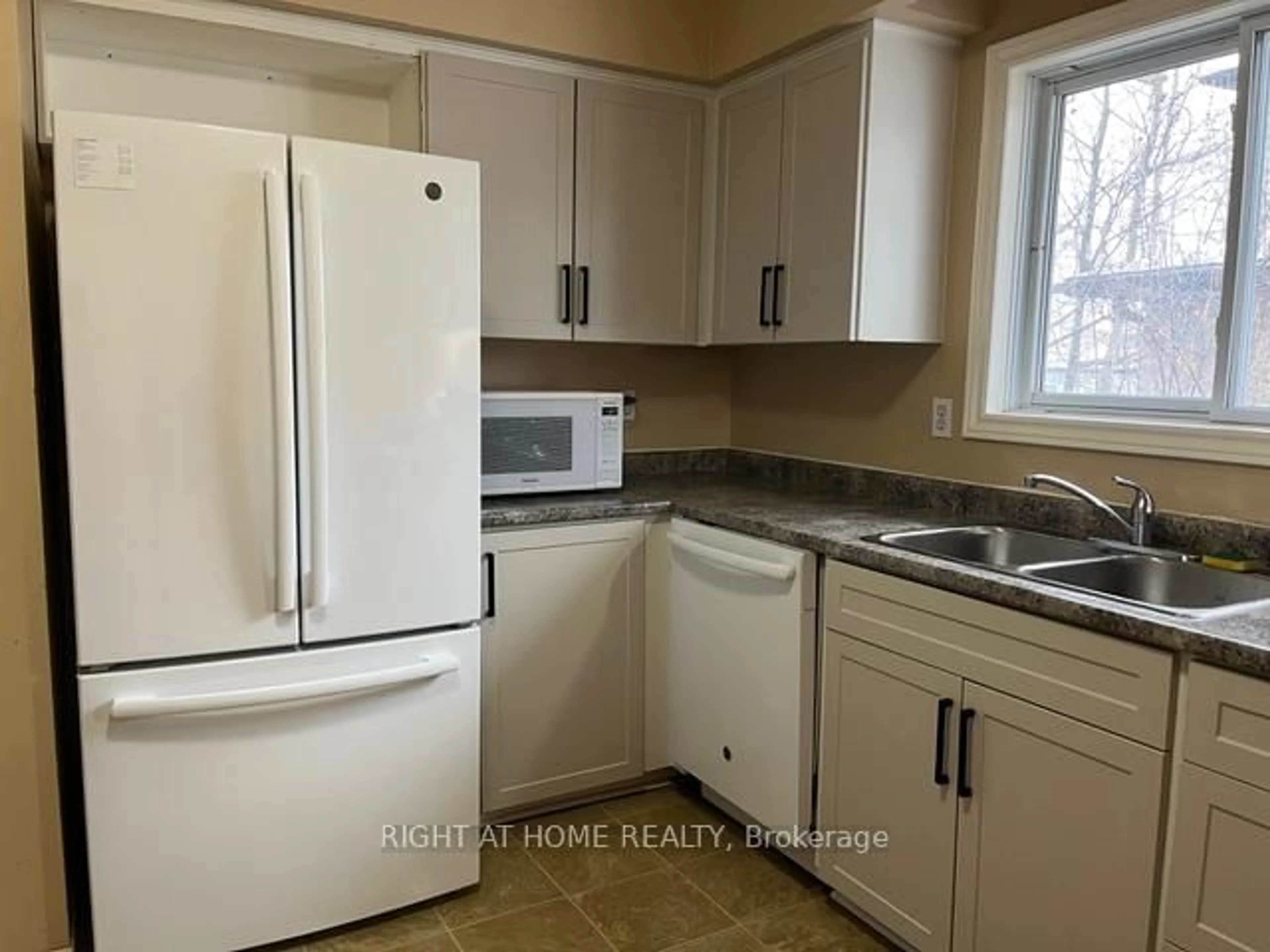 Standard kitchen, unknown for 44 Bernick Dr, Barrie Ontario L4M 2V5