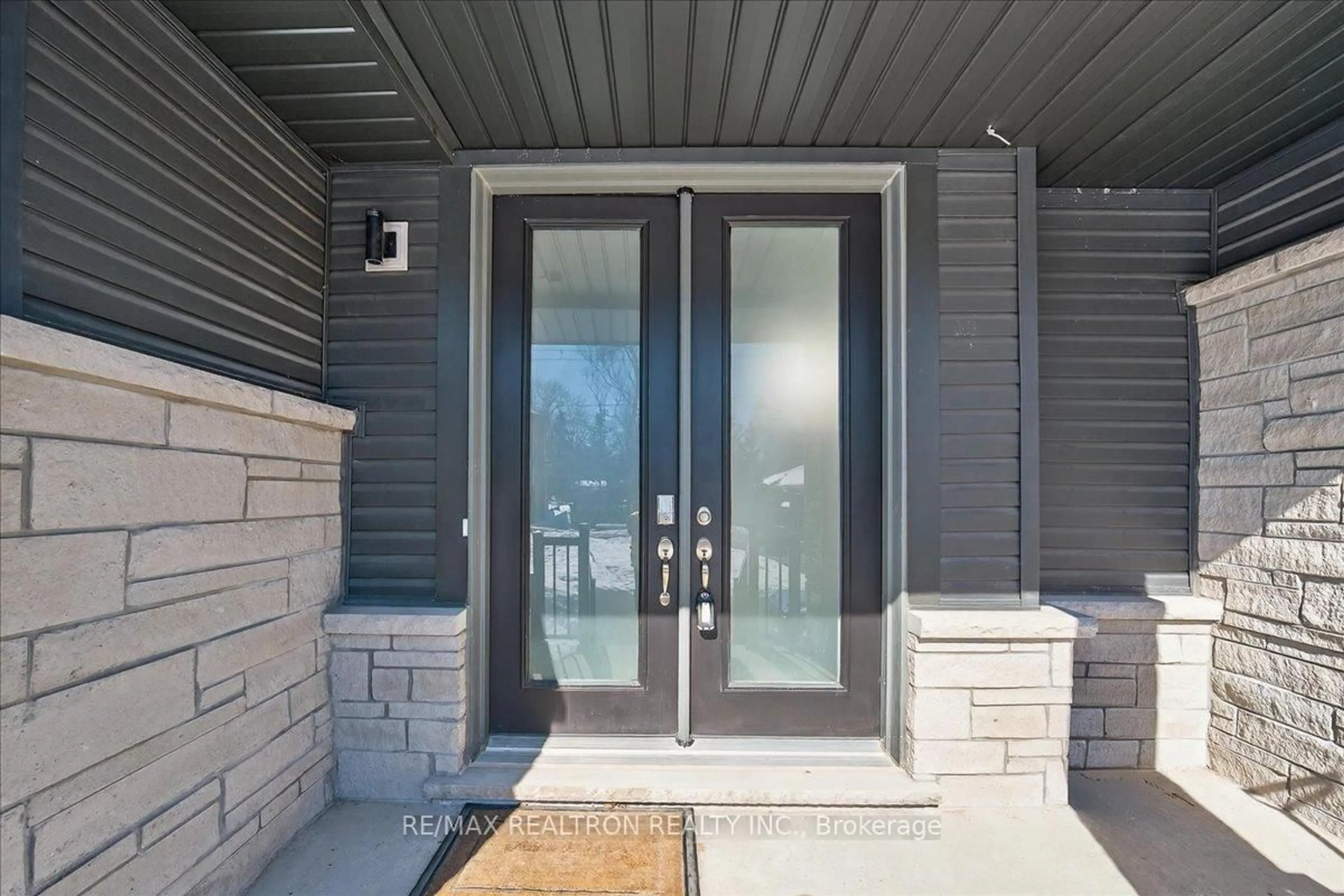 Indoor entryway for 280 Ramblewood Dr, Wasaga Beach Ontario L9Z 0L5