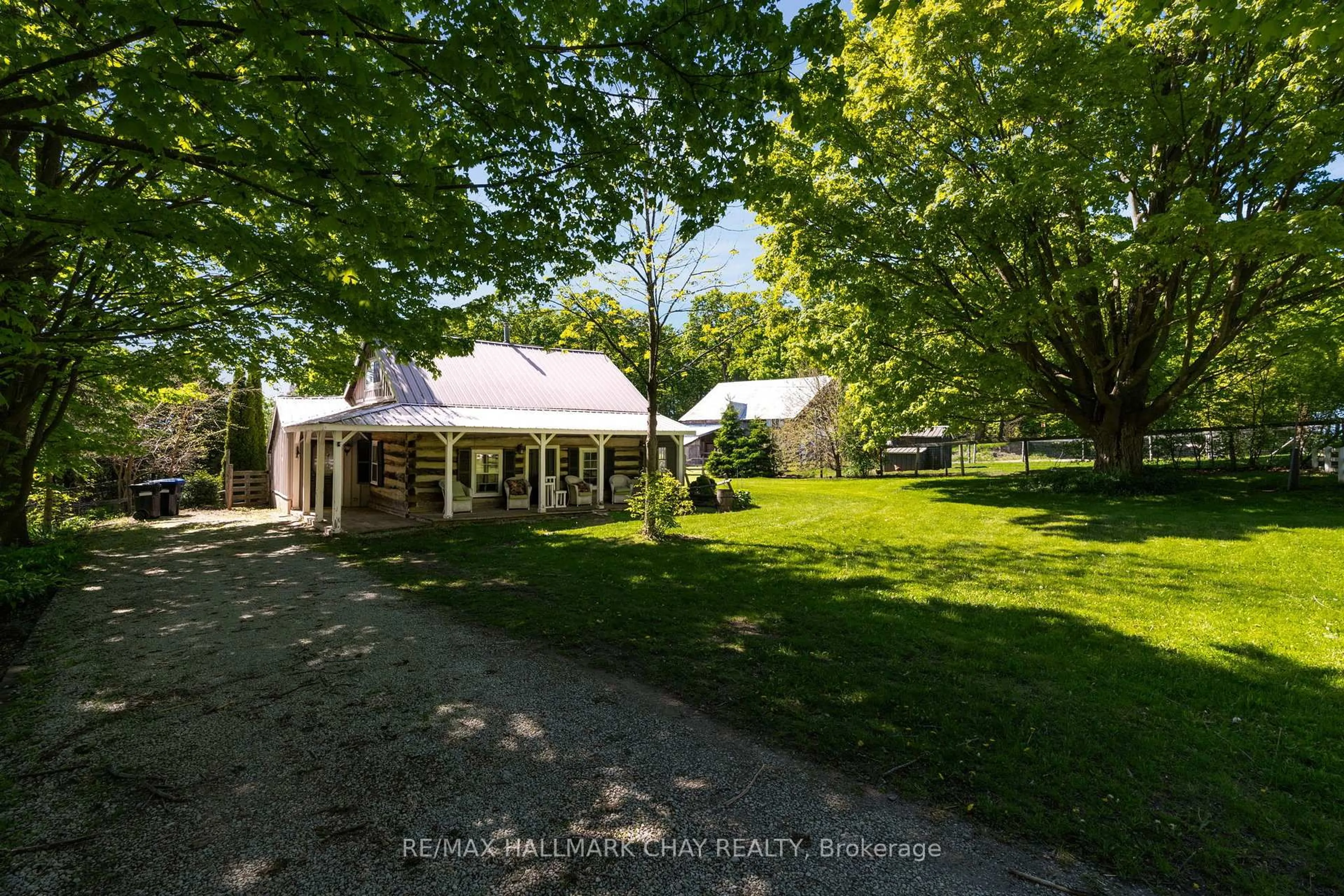 A pic from outside/outdoor area/front of a property/back of a property/a pic from drone, street for 1424 Klondike Park Rd, Clearview Ontario L0M 1S0