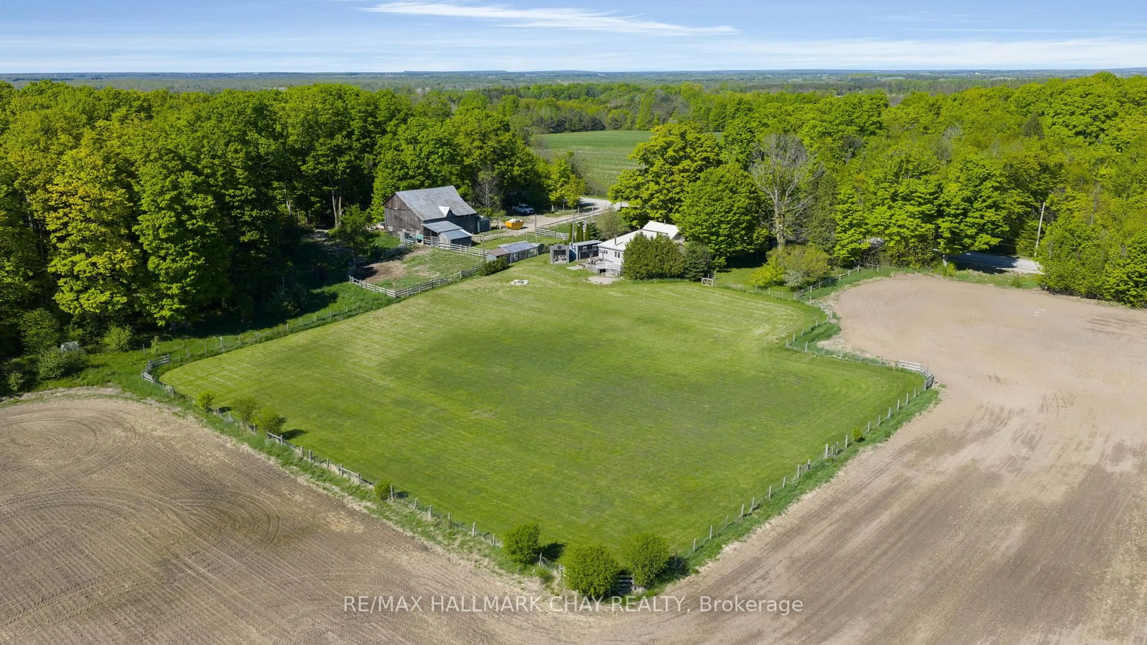 A pic from outside/outdoor area/front of a property/back of a property/a pic from drone, unknown for 1424 Klondike Park Rd, Clearview Ontario L0M 1S0