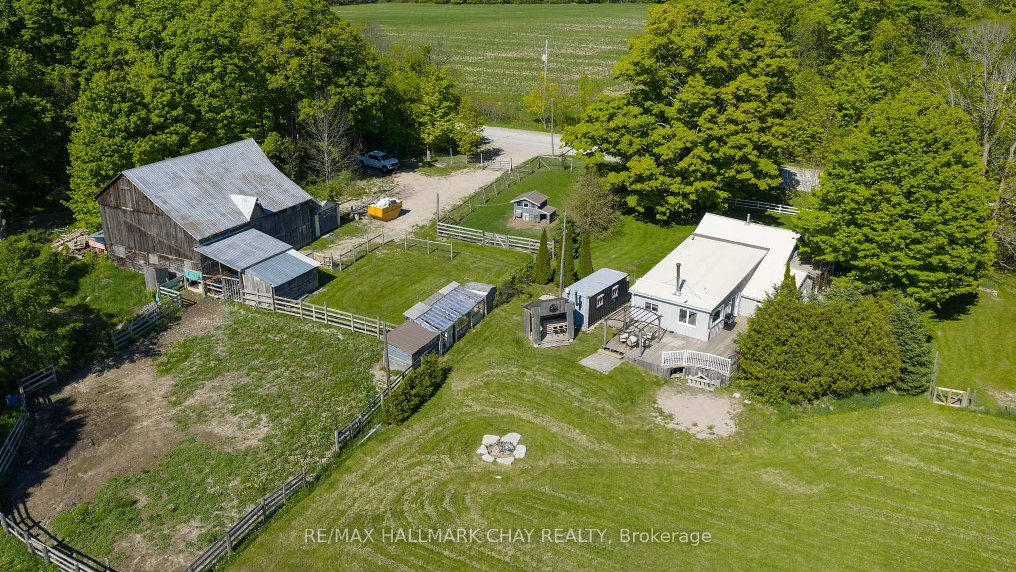 A pic from outside/outdoor area/front of a property/back of a property/a pic from drone, building for 1424 Klondike Park Rd, Clearview Ontario L0M 1S0