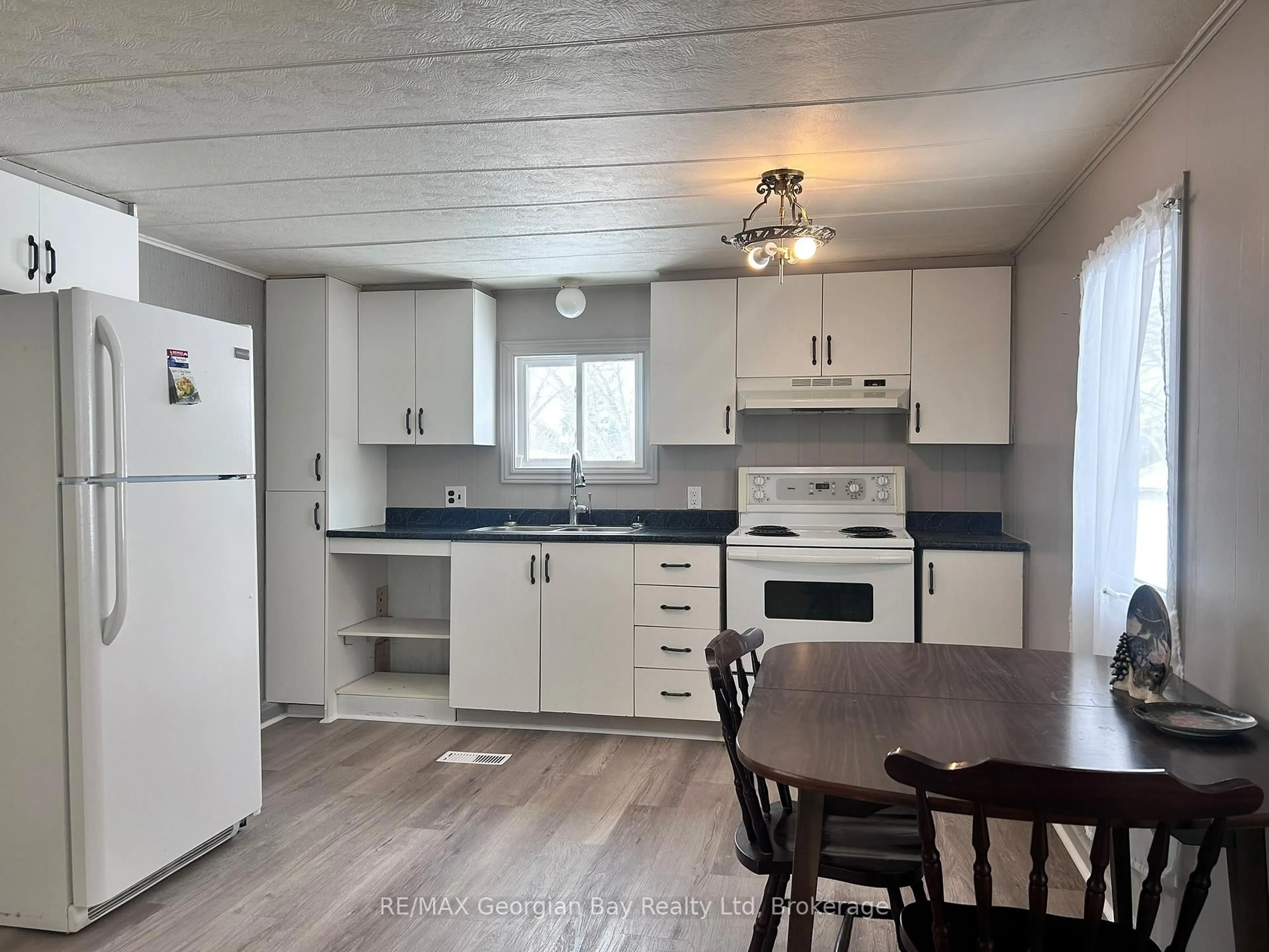 Standard kitchen, wood/laminate floor for 3 Northland Rd, Midland Ontario L4R 0B9