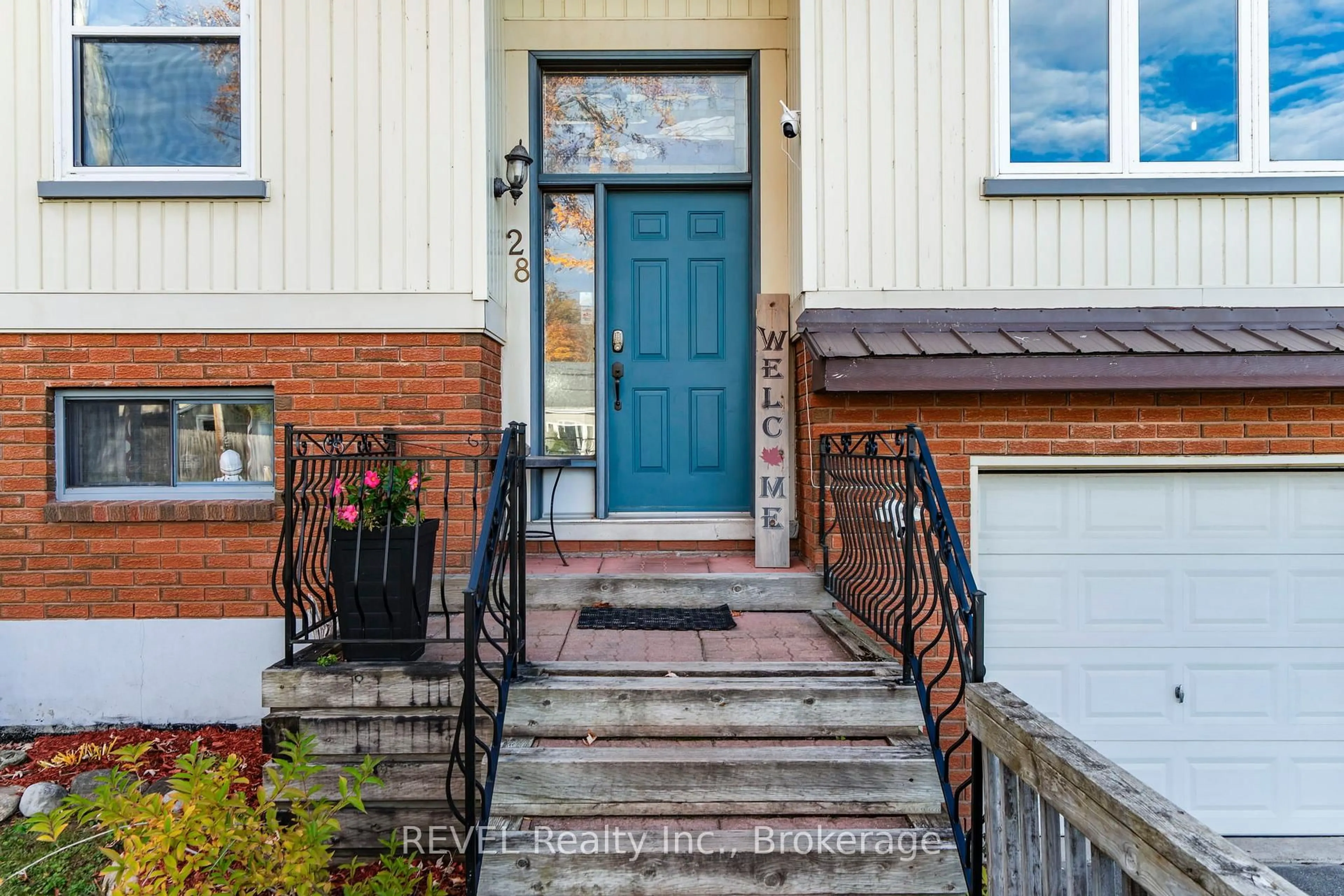 Indoor entryway for 28 Park St, Tay Ontario L0K 2A0