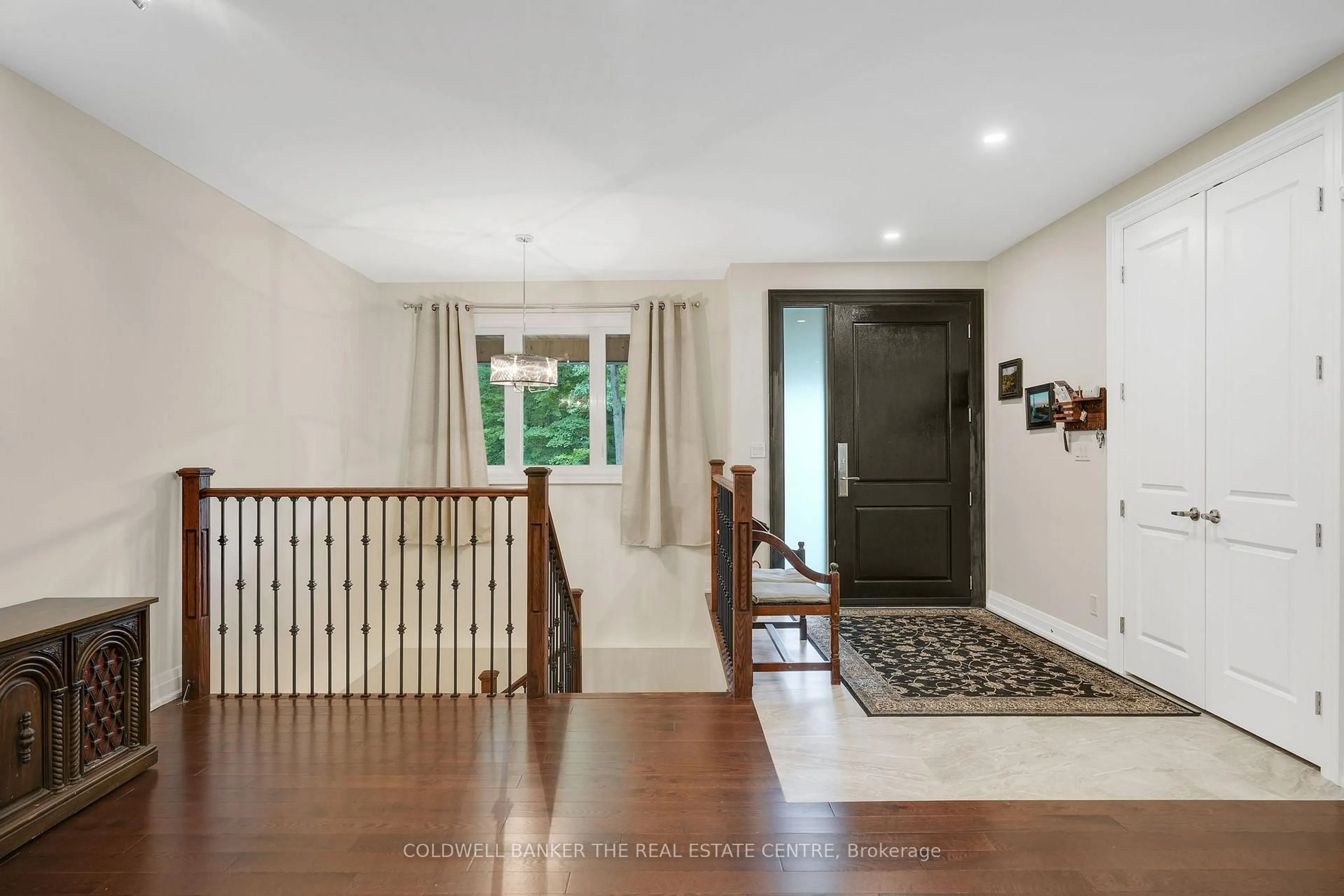 Indoor entryway for 34 Oakwood Ave, Tiny Ontario L9M 0J2