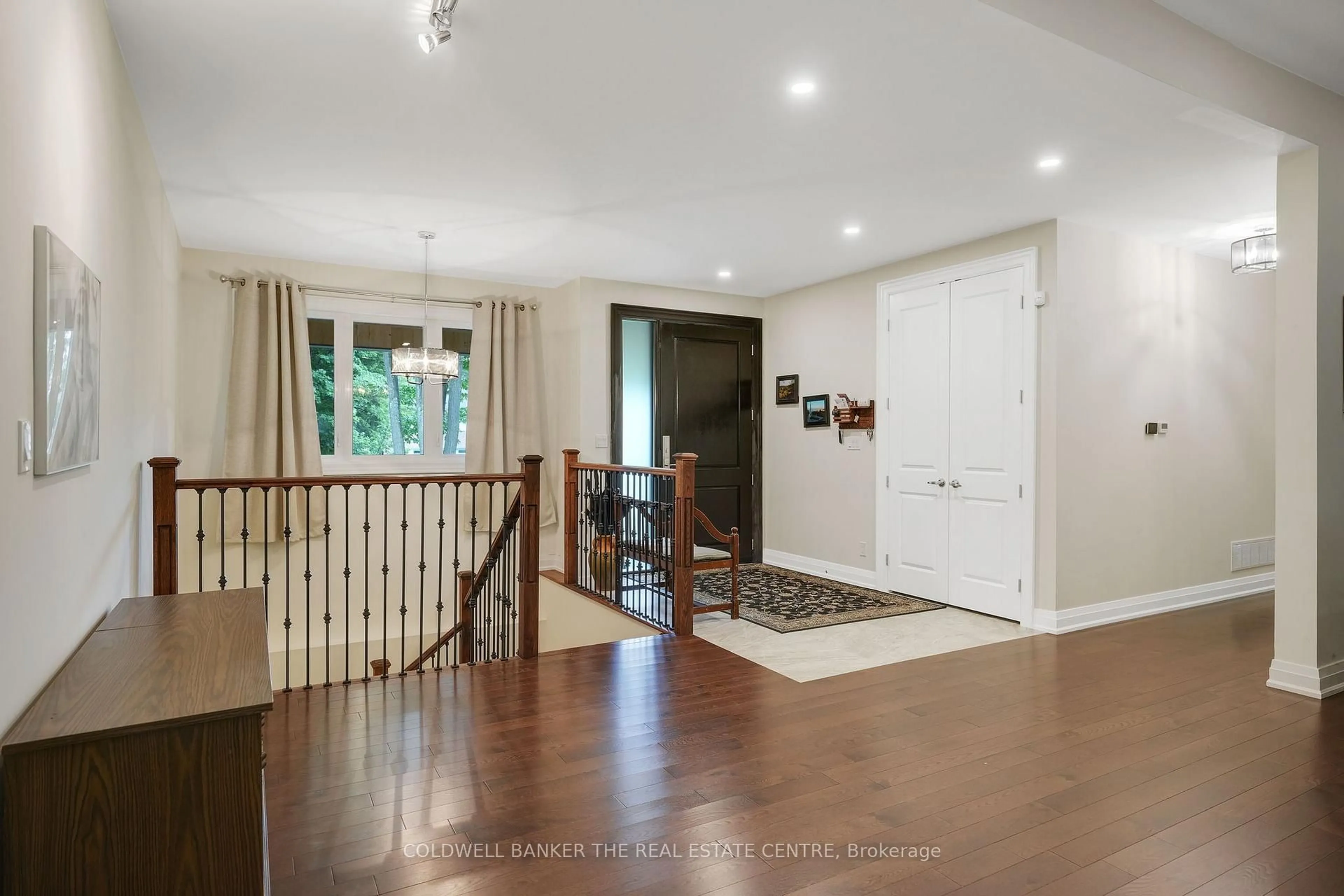 Indoor entryway for 34 Oakwood Ave, Tiny Ontario L9M 0J2