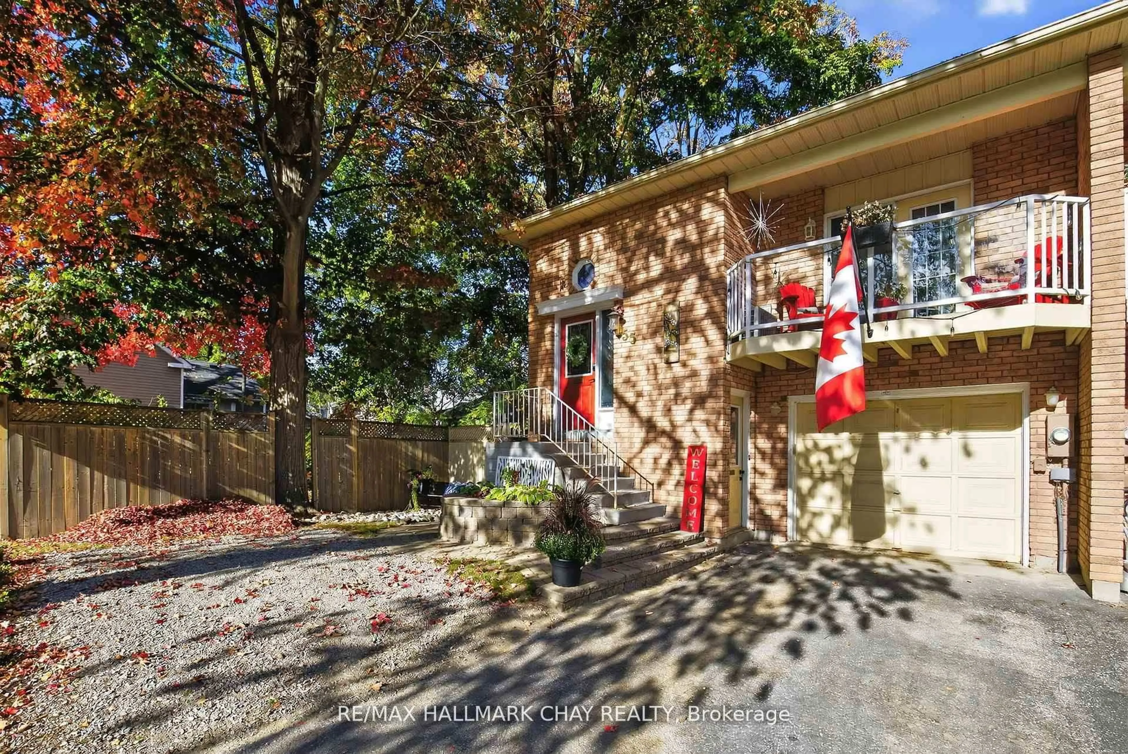 A pic from outside/outdoor area/front of a property/back of a property/a pic from drone, street for 155 Maple Ave, Barrie Ontario L4N 1S5