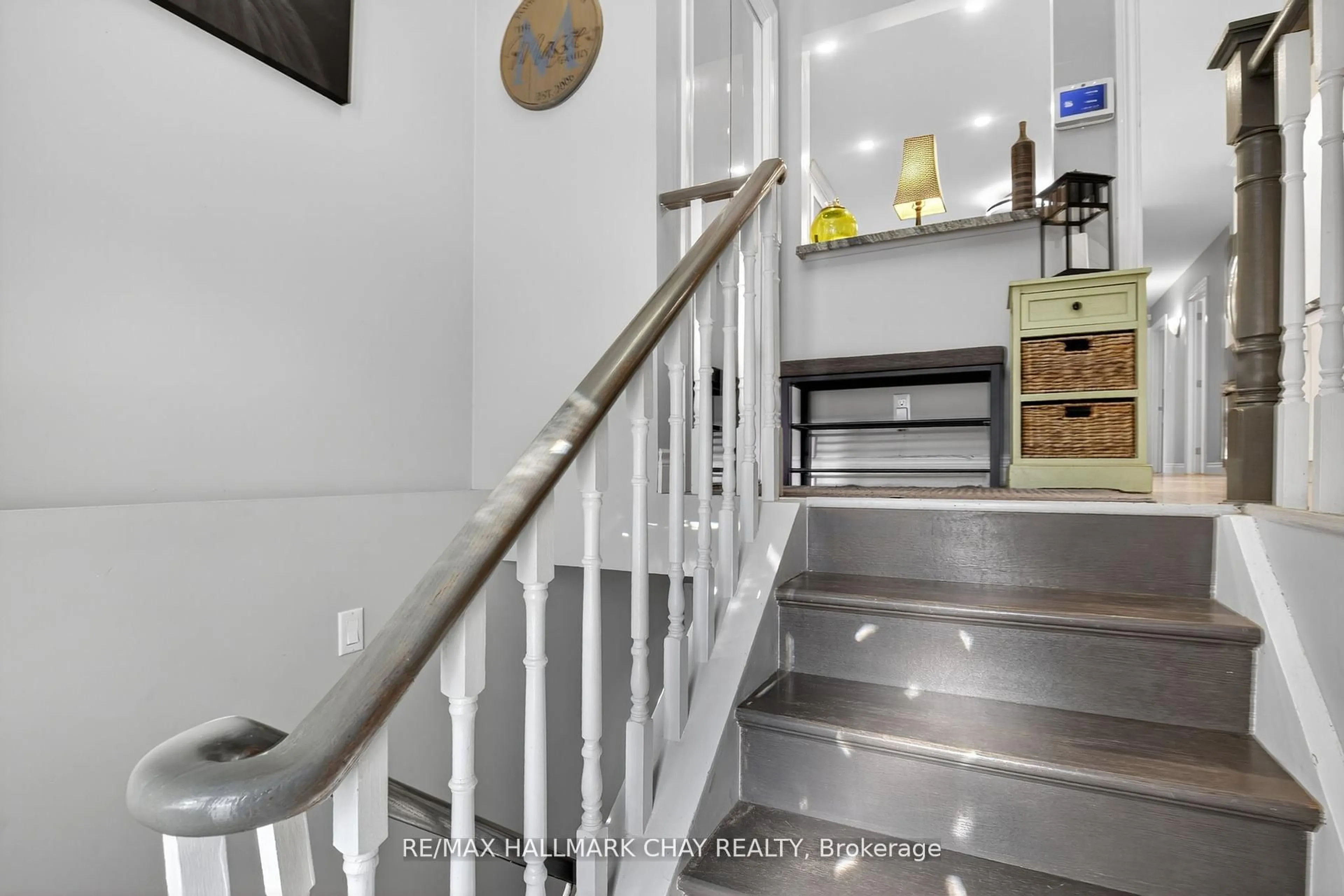 Indoor foyer for 155 Maple Ave, Barrie Ontario L4N 1S5