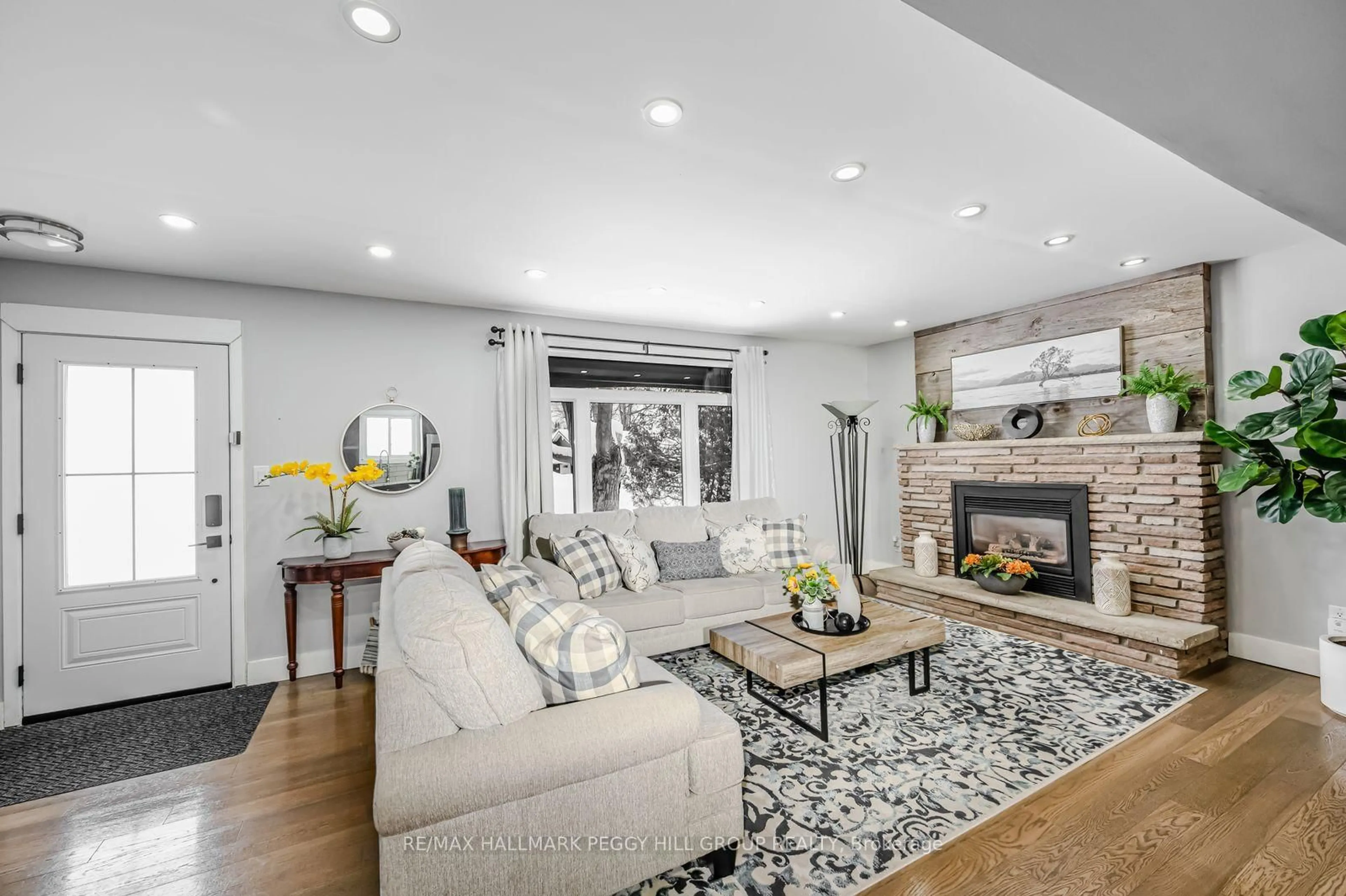 Living room with furniture, unknown for 17 Walker Ave, Orillia Ontario L3V 6G8