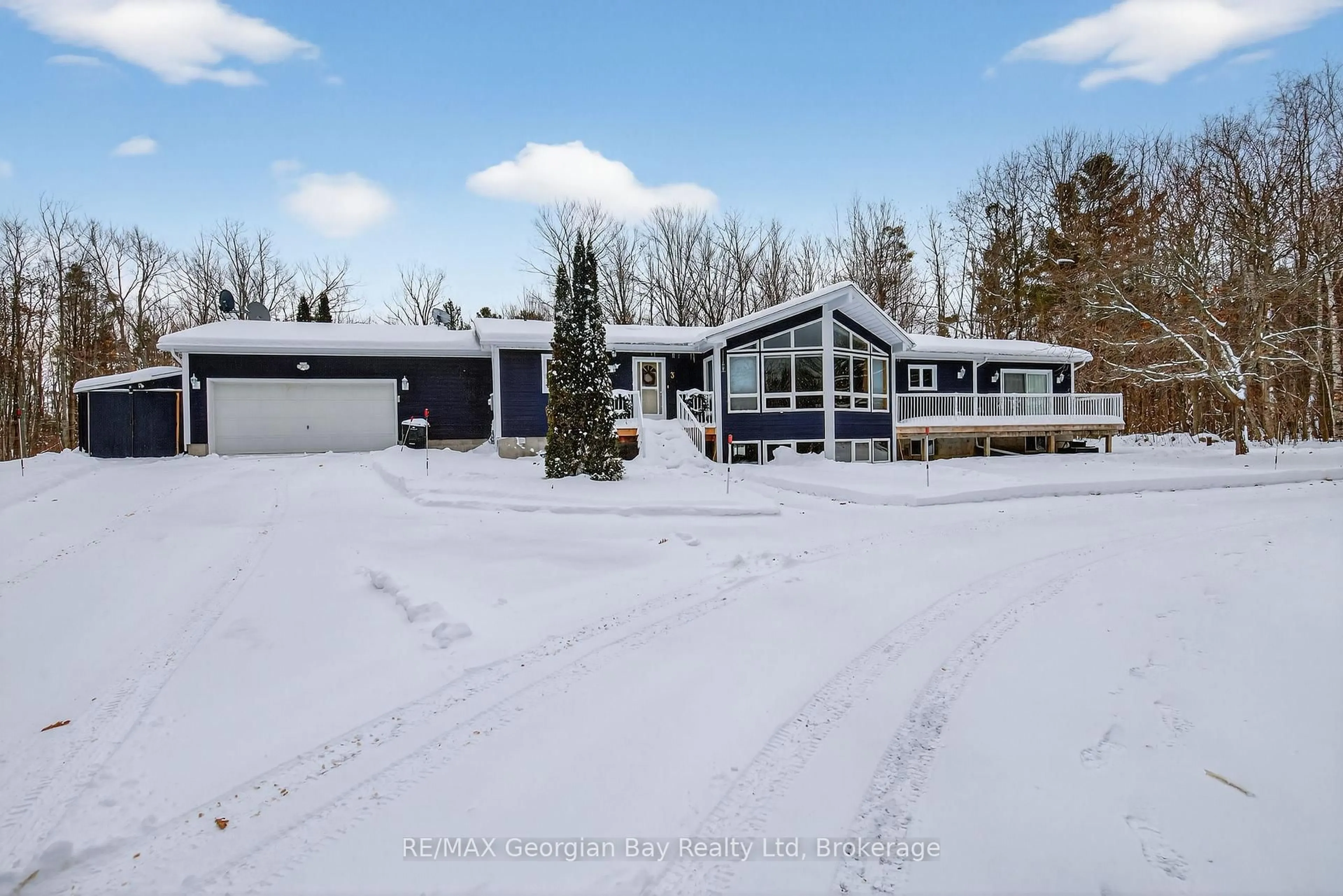 A pic from outside/outdoor area/front of a property/back of a property/a pic from drone, mountain view for 3 Oakdale Crt, Penetanguishene Ontario L9M 2A5
