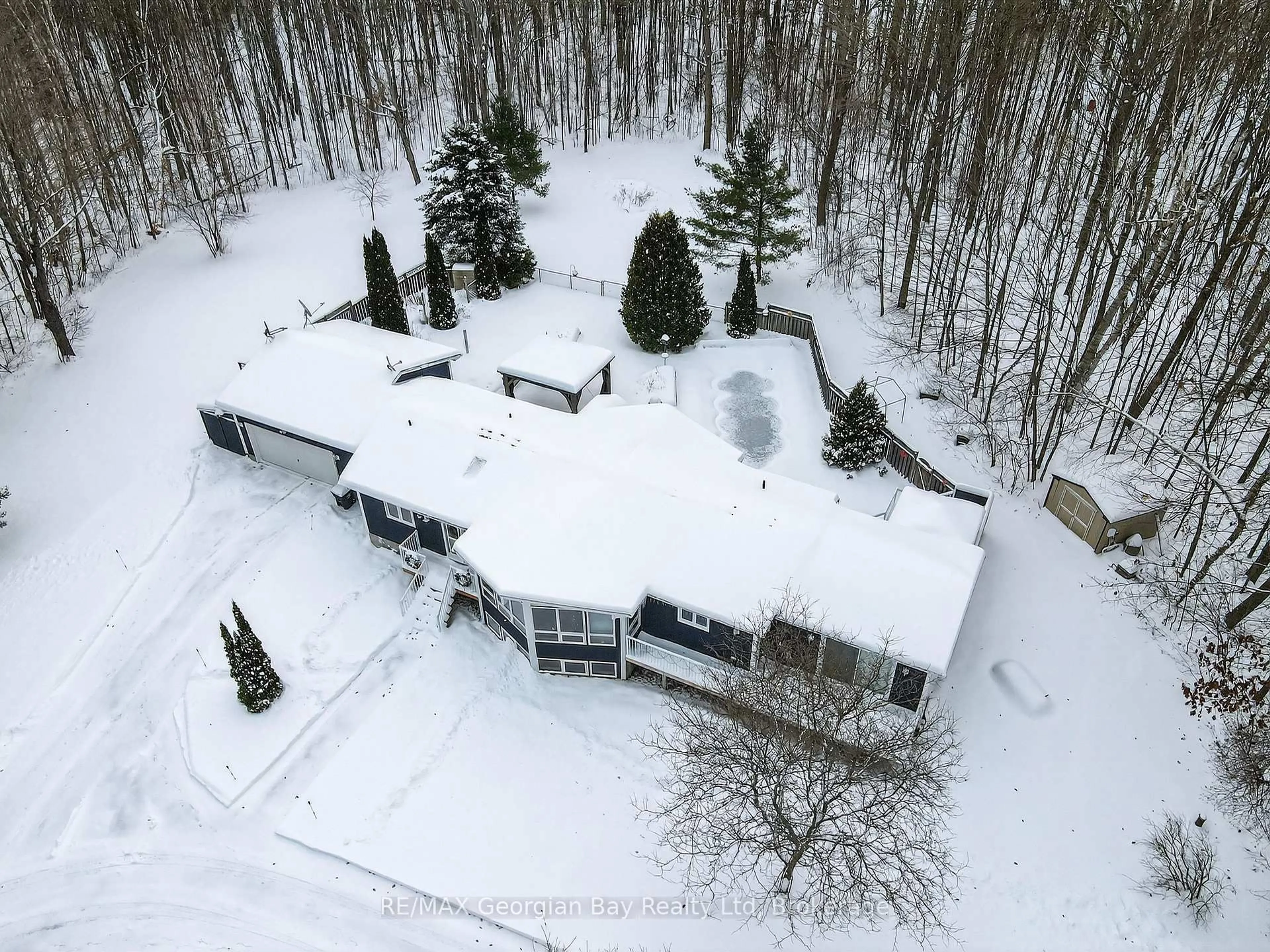 A pic from outside/outdoor area/front of a property/back of a property/a pic from drone, unknown for 3 Oakdale Crt, Penetanguishene Ontario L9M 2A5