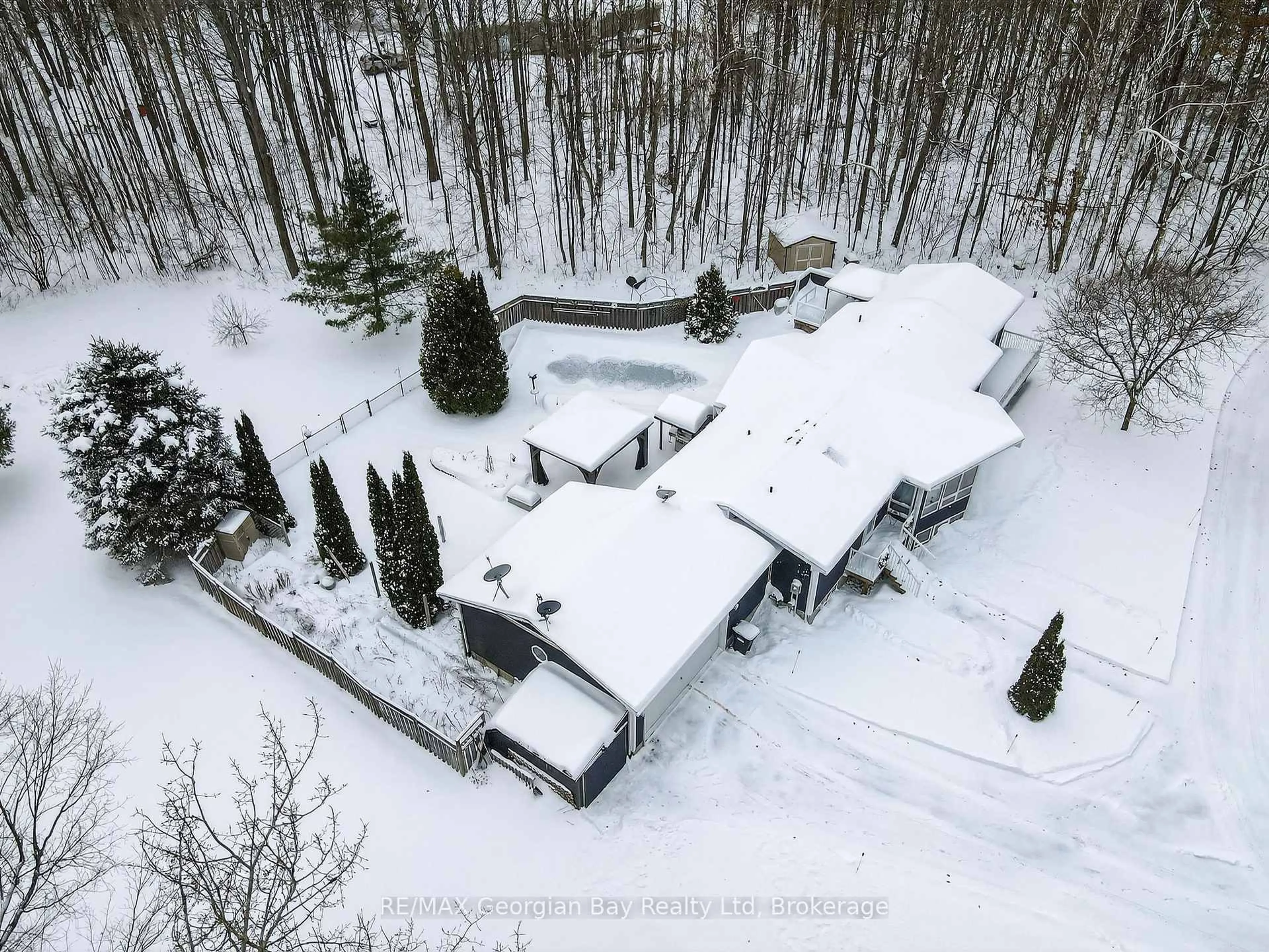 A pic from outside/outdoor area/front of a property/back of a property/a pic from drone, unknown for 3 Oakdale Crt, Penetanguishene Ontario L9M 2A5