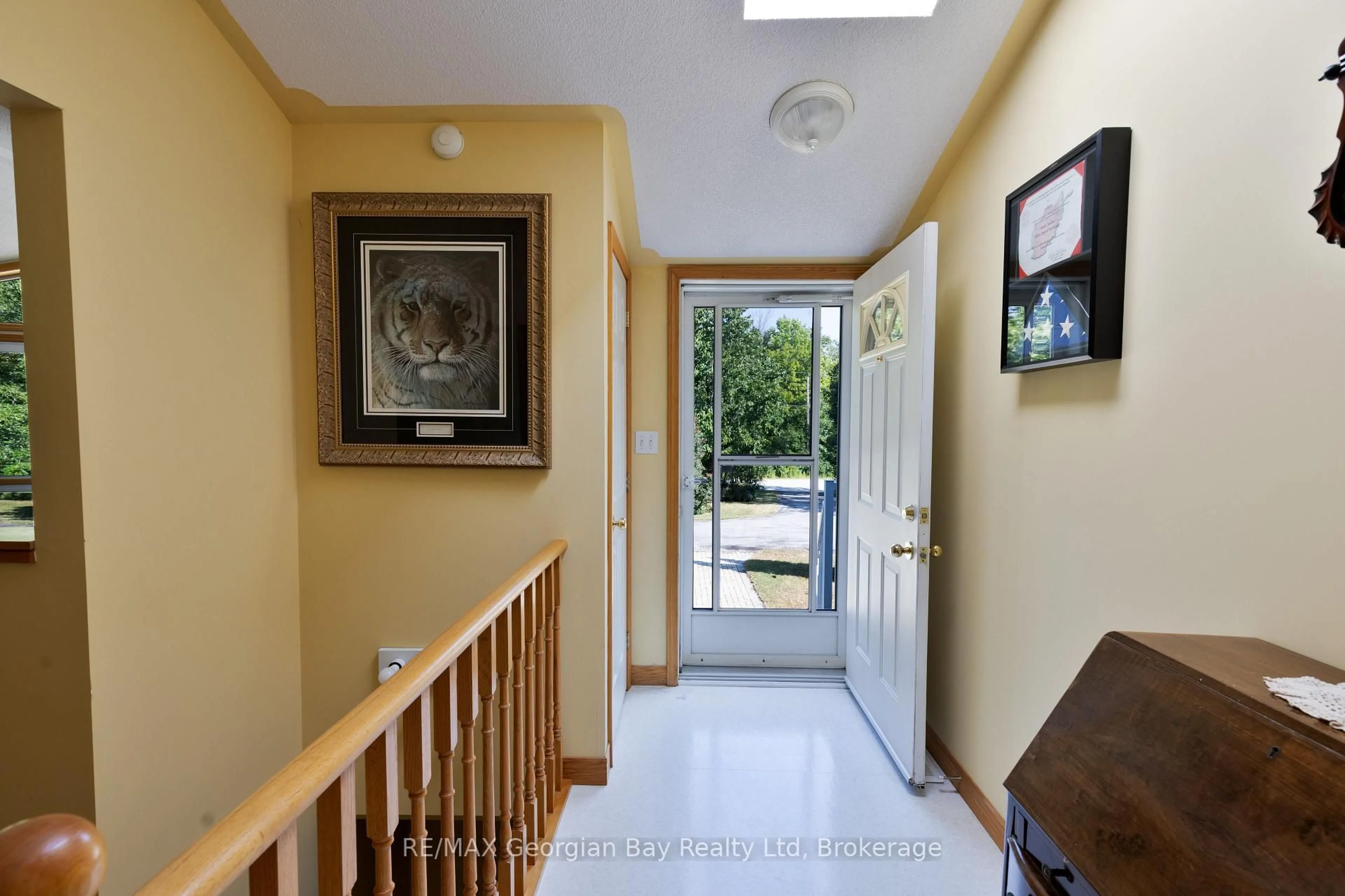 Indoor foyer for 3 Oakdale Crt, Penetanguishene Ontario L9M 2A5
