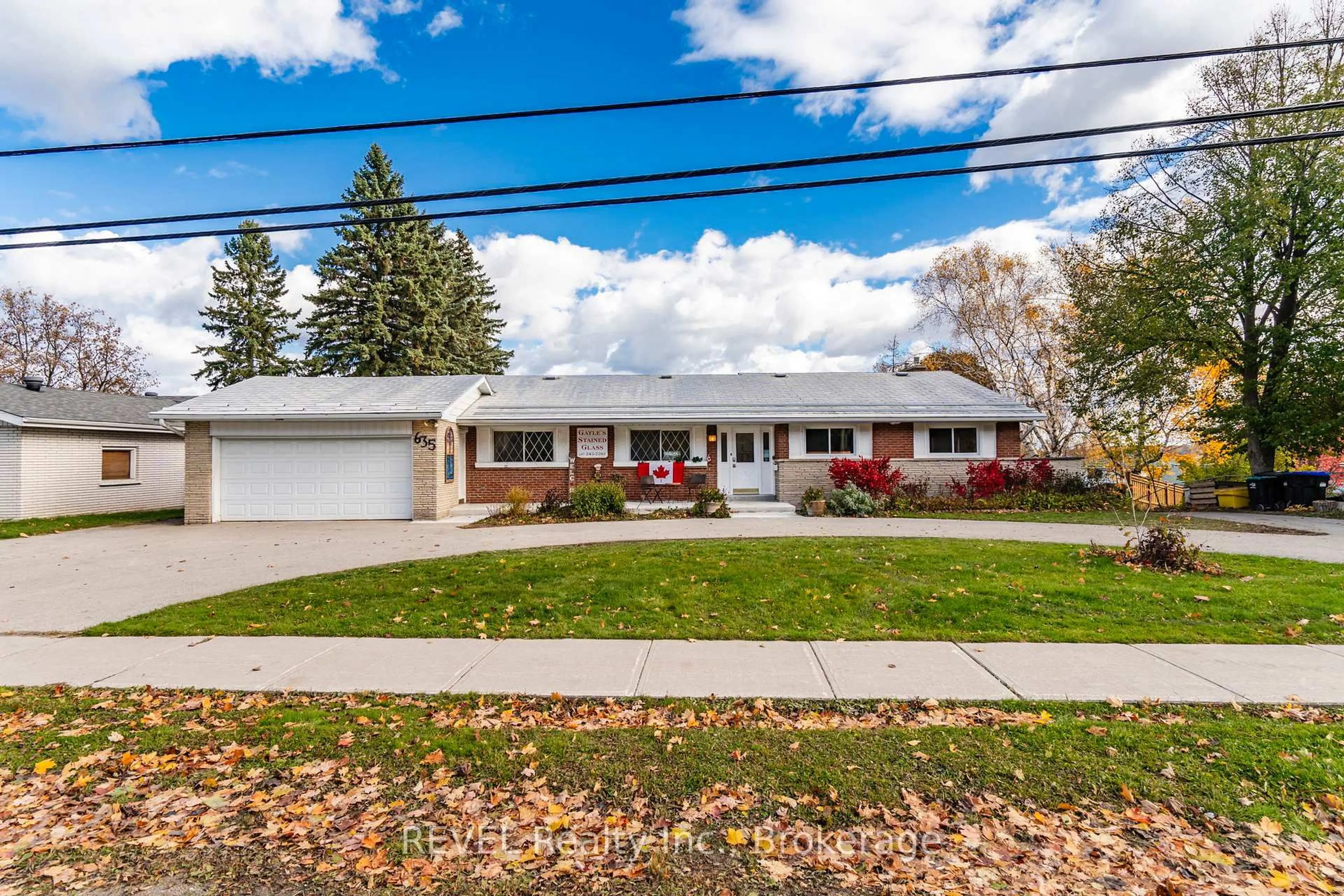 Home with vinyl exterior material, street for 635 William St, Midland Ontario L4R 2S7