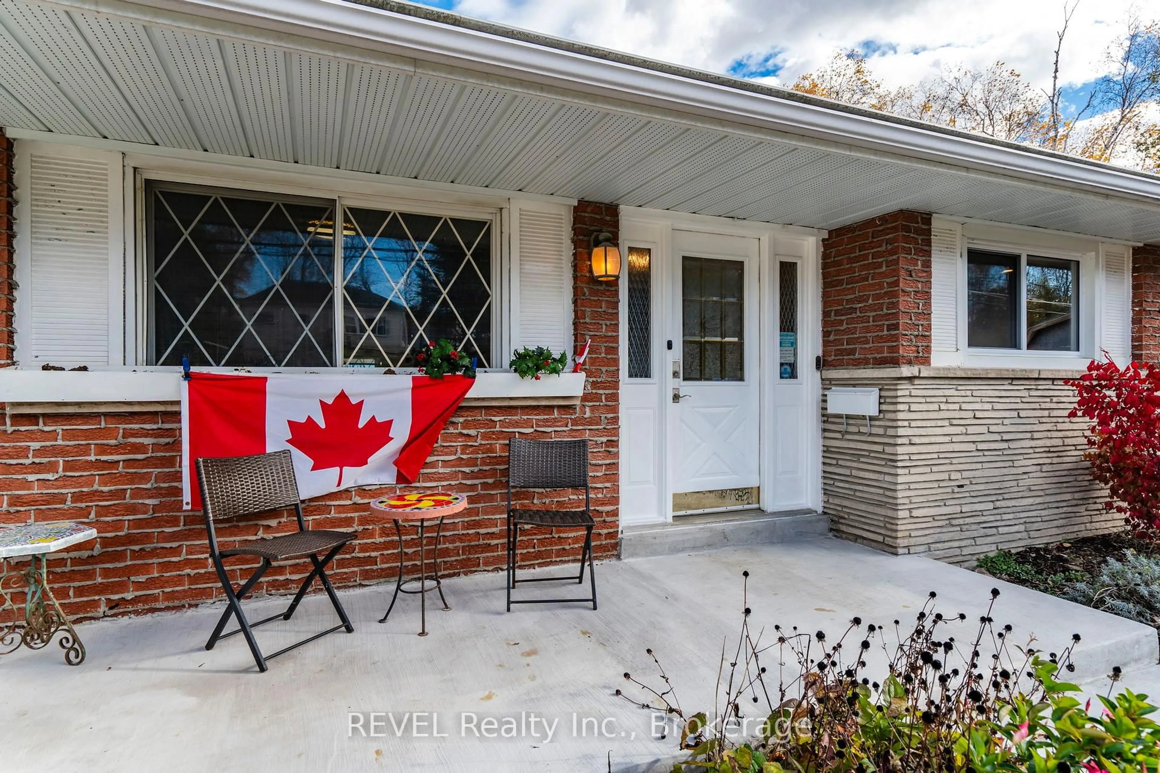 Patio, street for 635 William St, Midland Ontario L4R 2S7