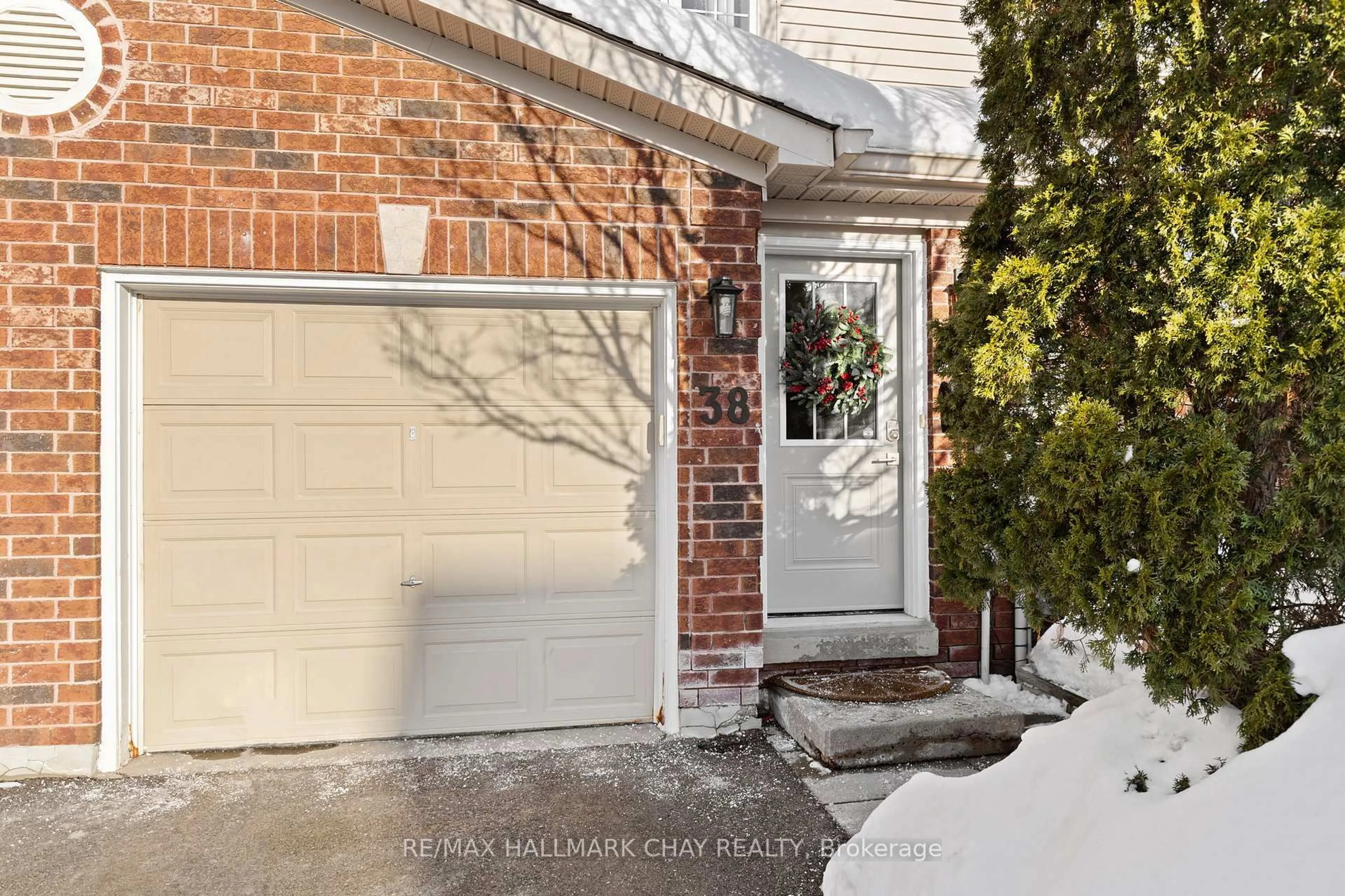 Home with brick exterior material, street for 430 MAPLEVIEW Dr #38, Barrie Ontario L4N 0H4