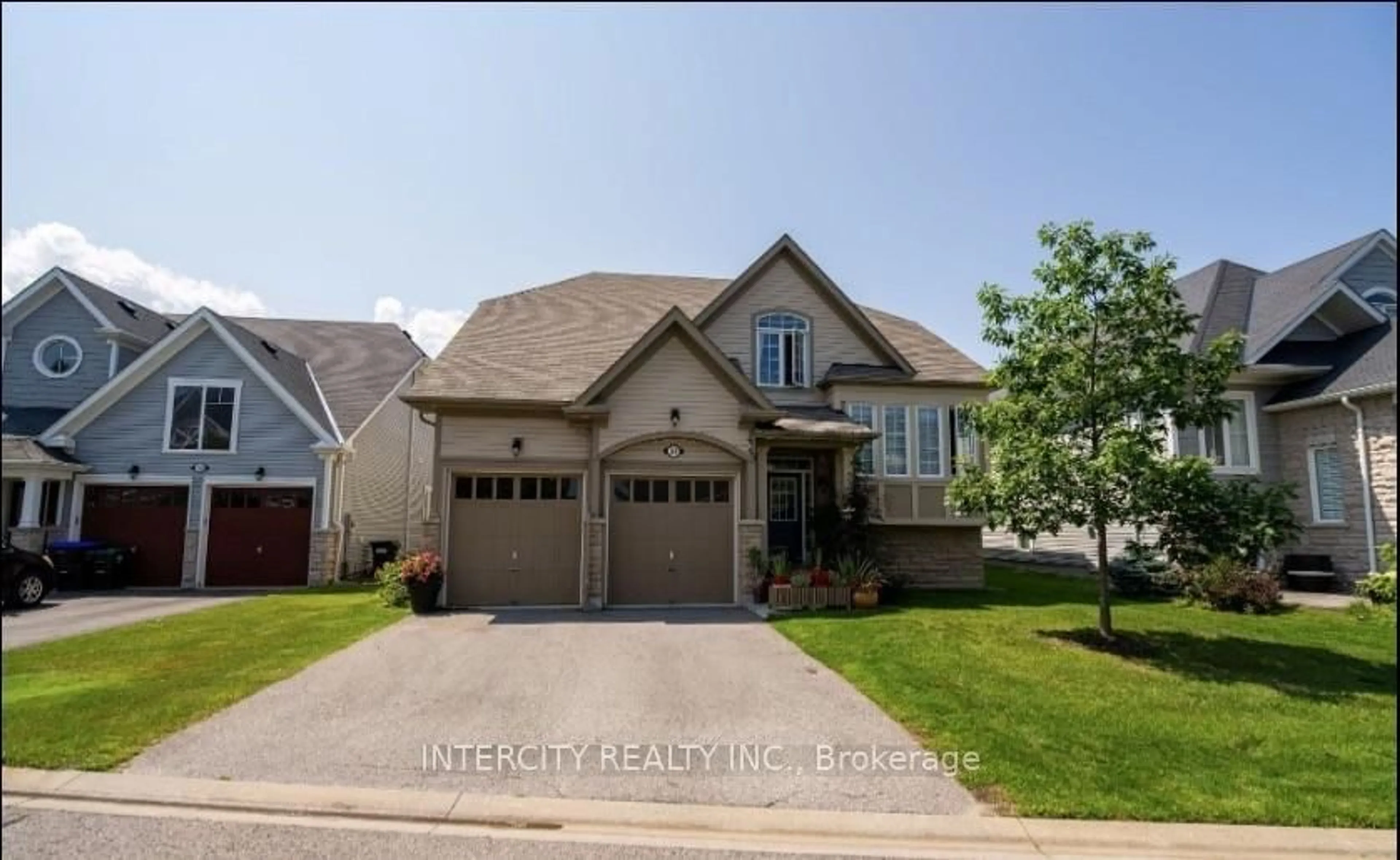 Home with brick exterior material, street for 32 Waterview Rd, Wasaga Beach Ontario L9Z 0E9