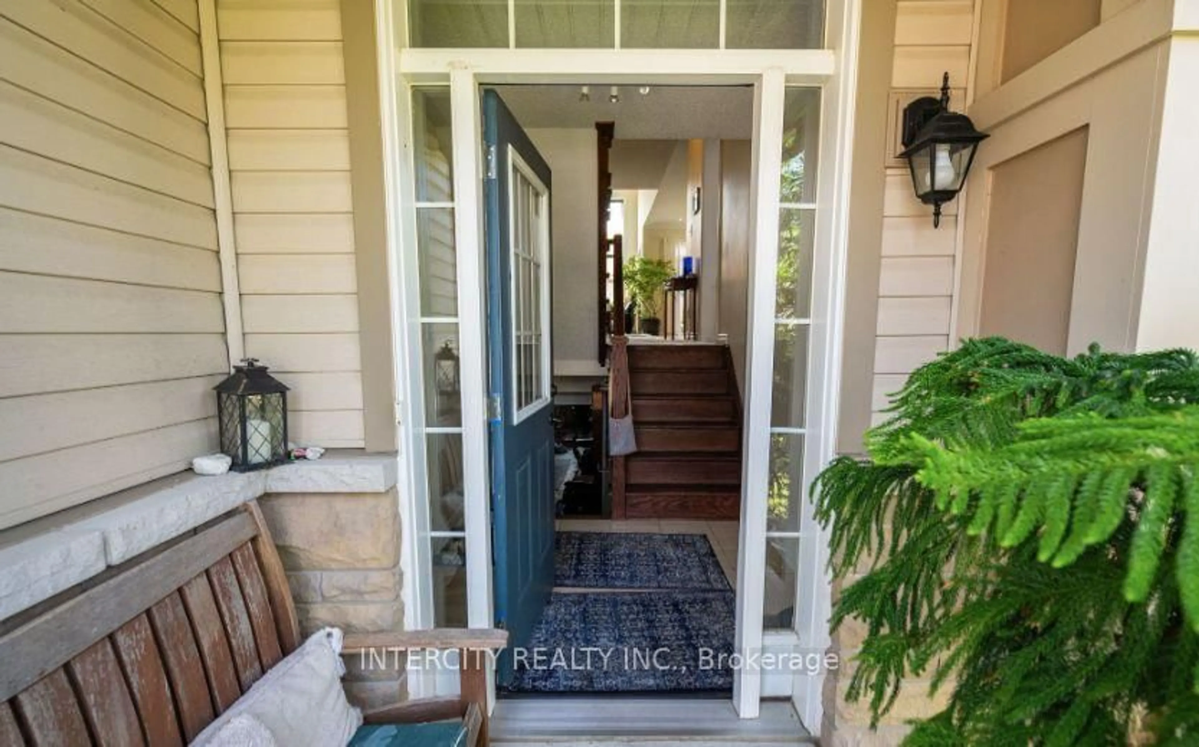 Indoor entryway for 32 Waterview Rd, Wasaga Beach Ontario L9Z 0E9