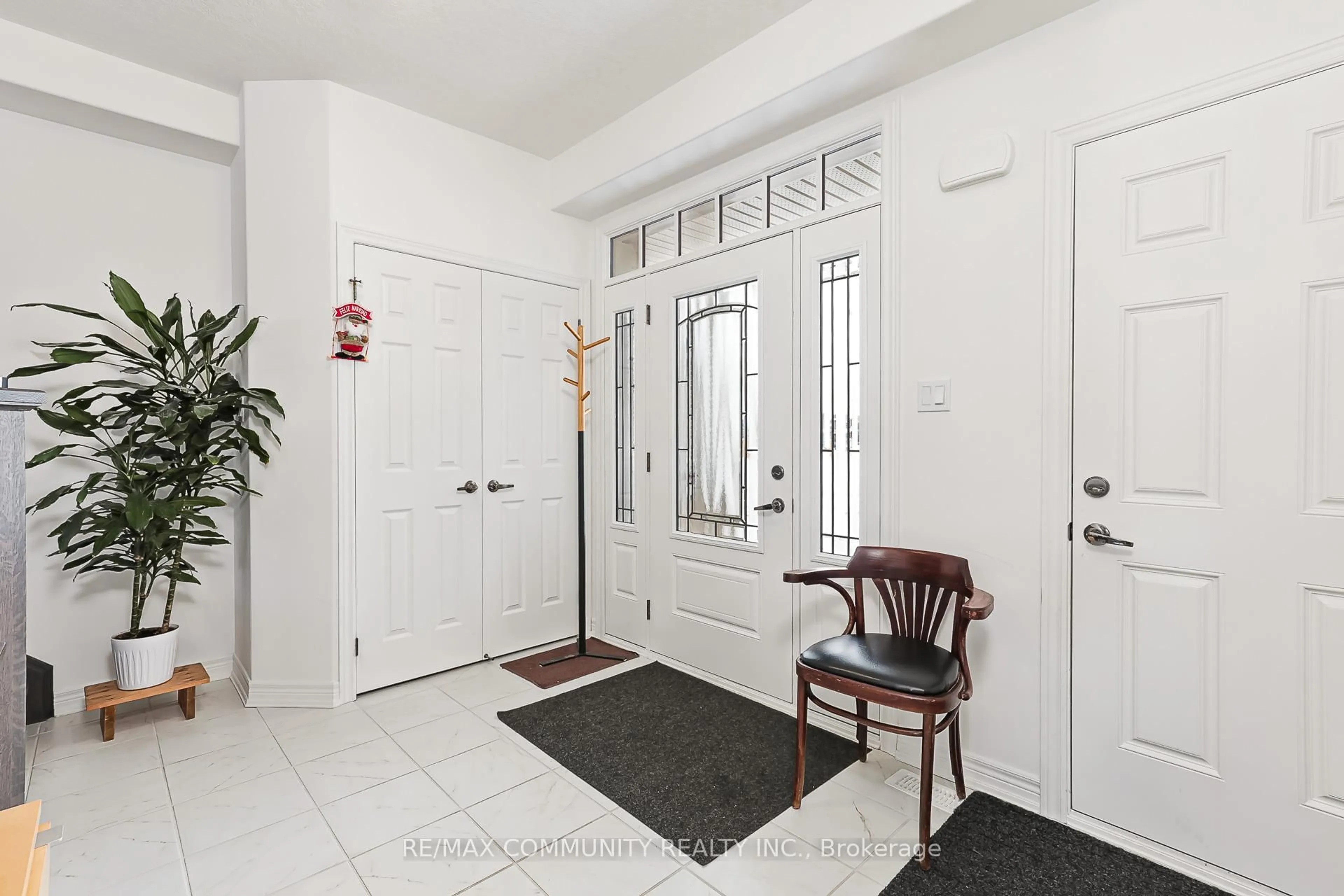 Indoor entryway for 122 Plewes Dr, Collingwood Ontario L9Y 5M4