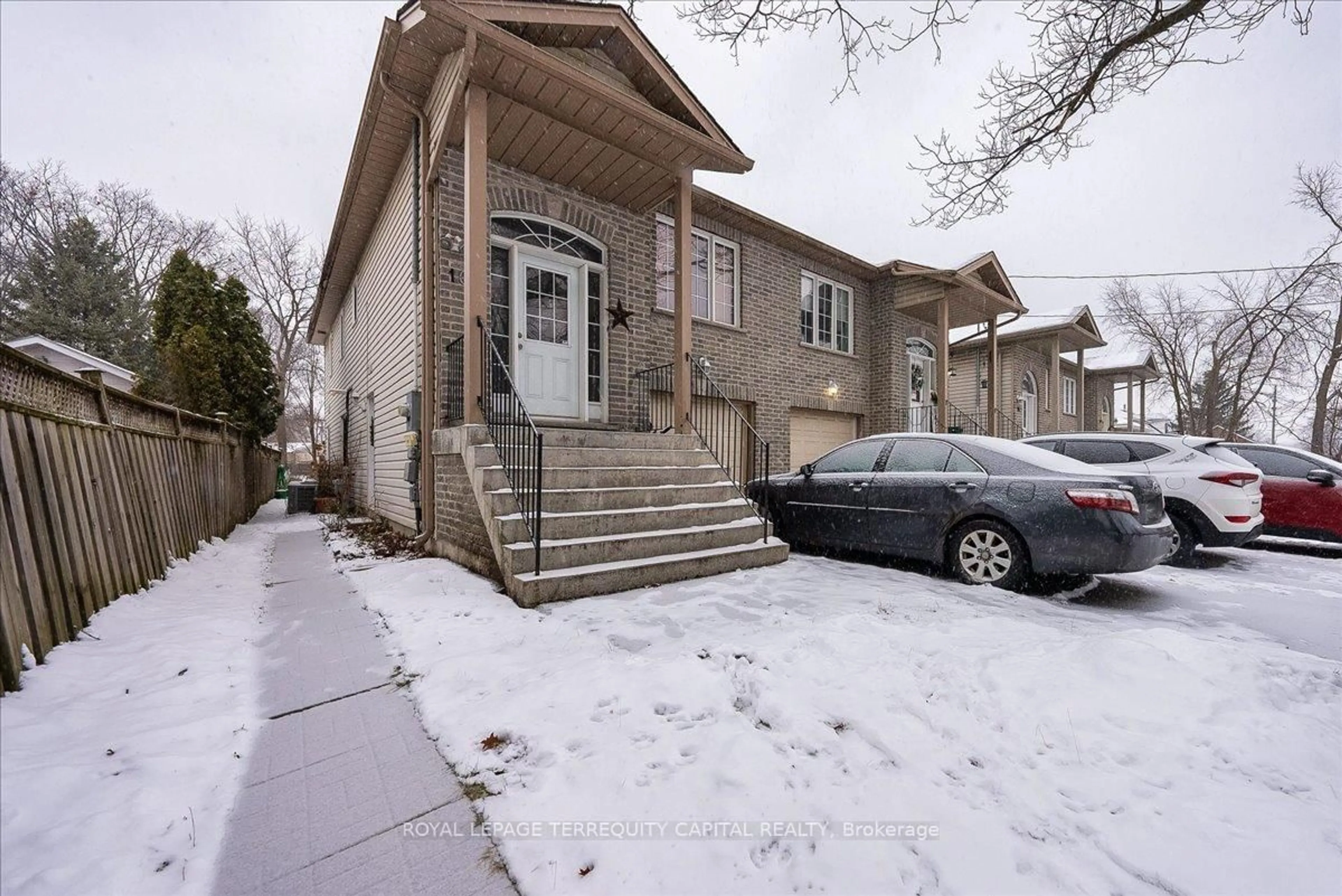 A pic from outside/outdoor area/front of a property/back of a property/a pic from drone, street for 102 Henry St, Barrie Ontario L4N 1C8