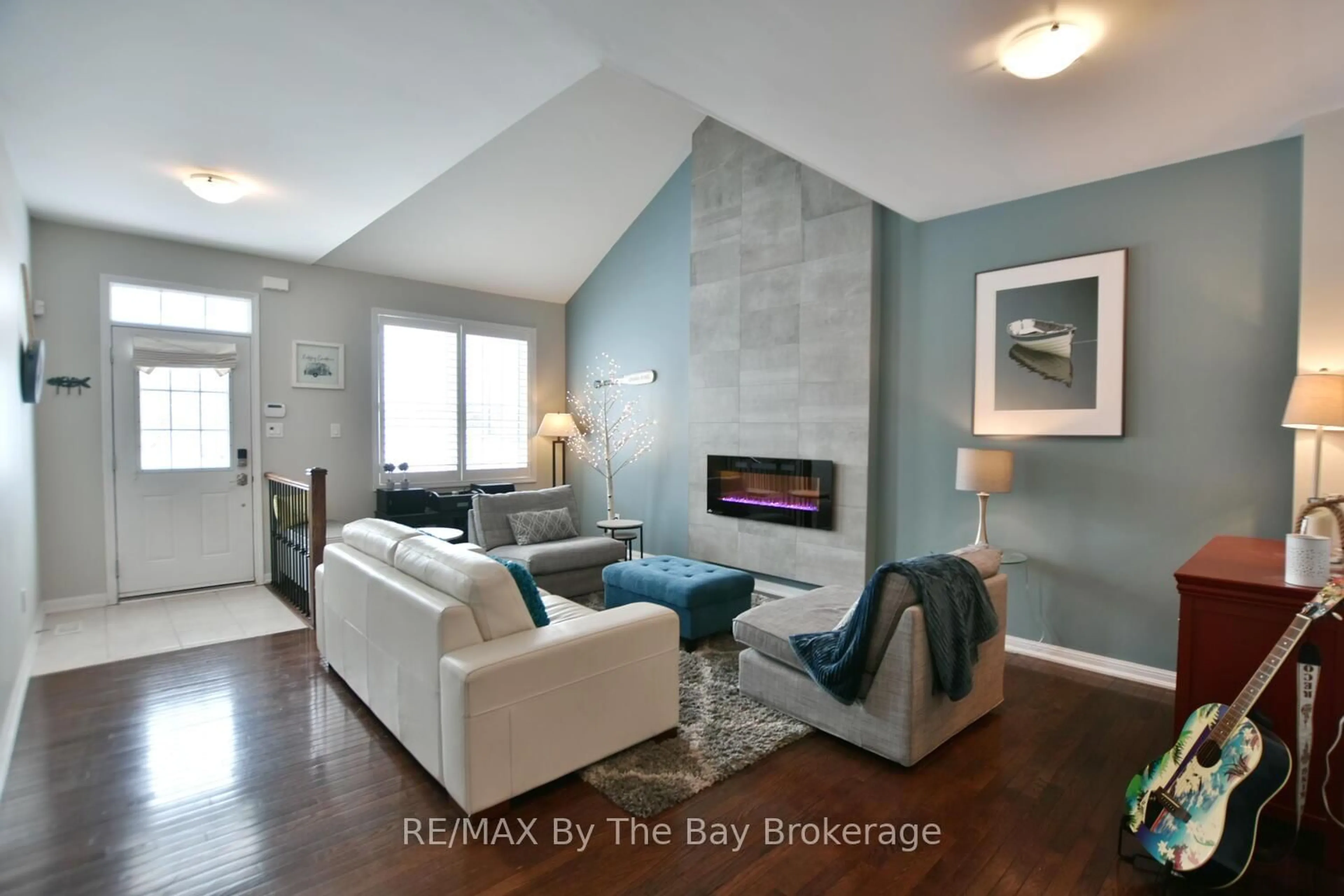 Living room with furniture, unknown for 37 Berkshire Ave, Wasaga Beach Ontario L9Z 0G3