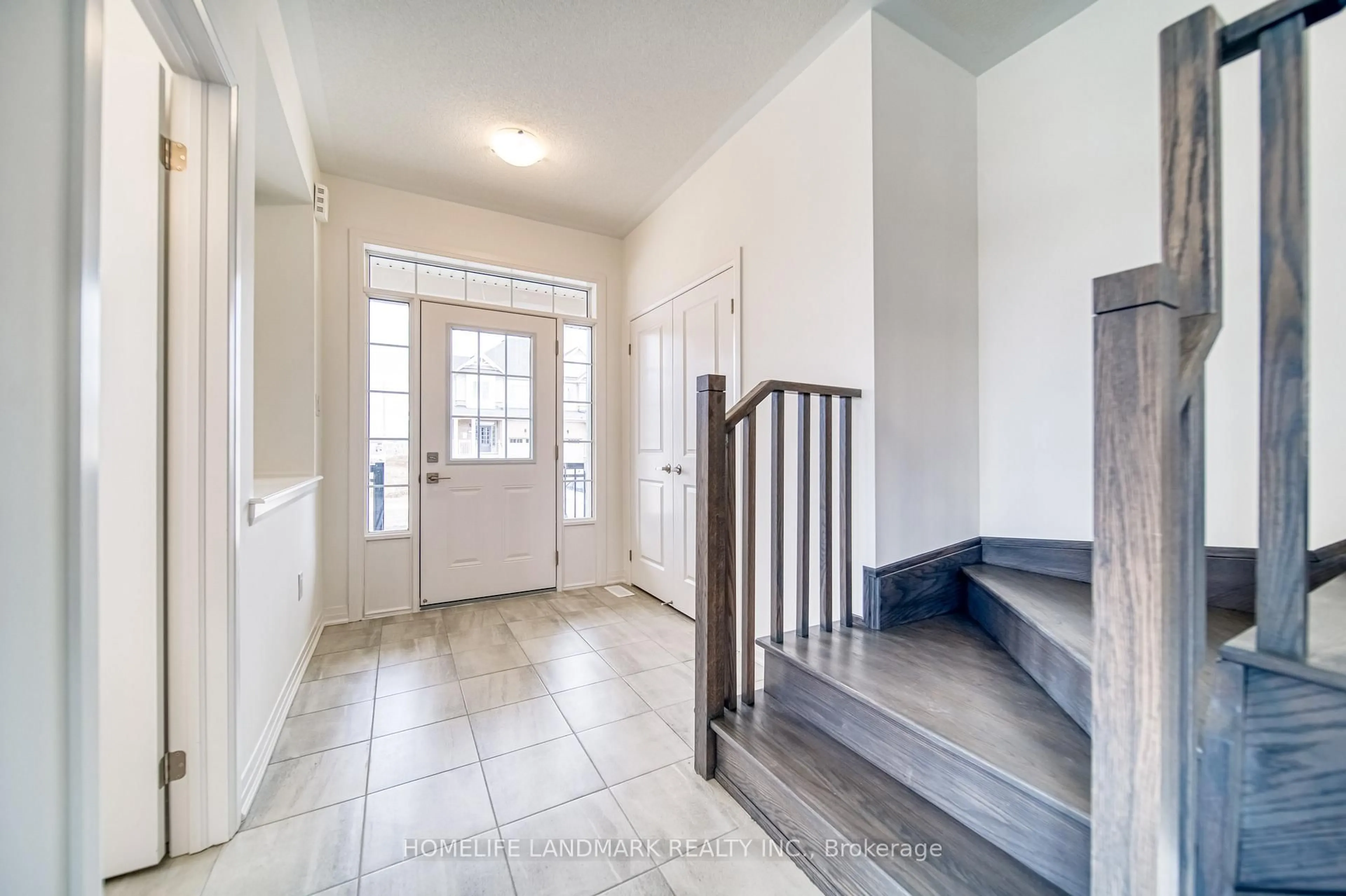 Indoor entryway for 2 Sagewood Ave, Barrie Ontario L9J 0L1