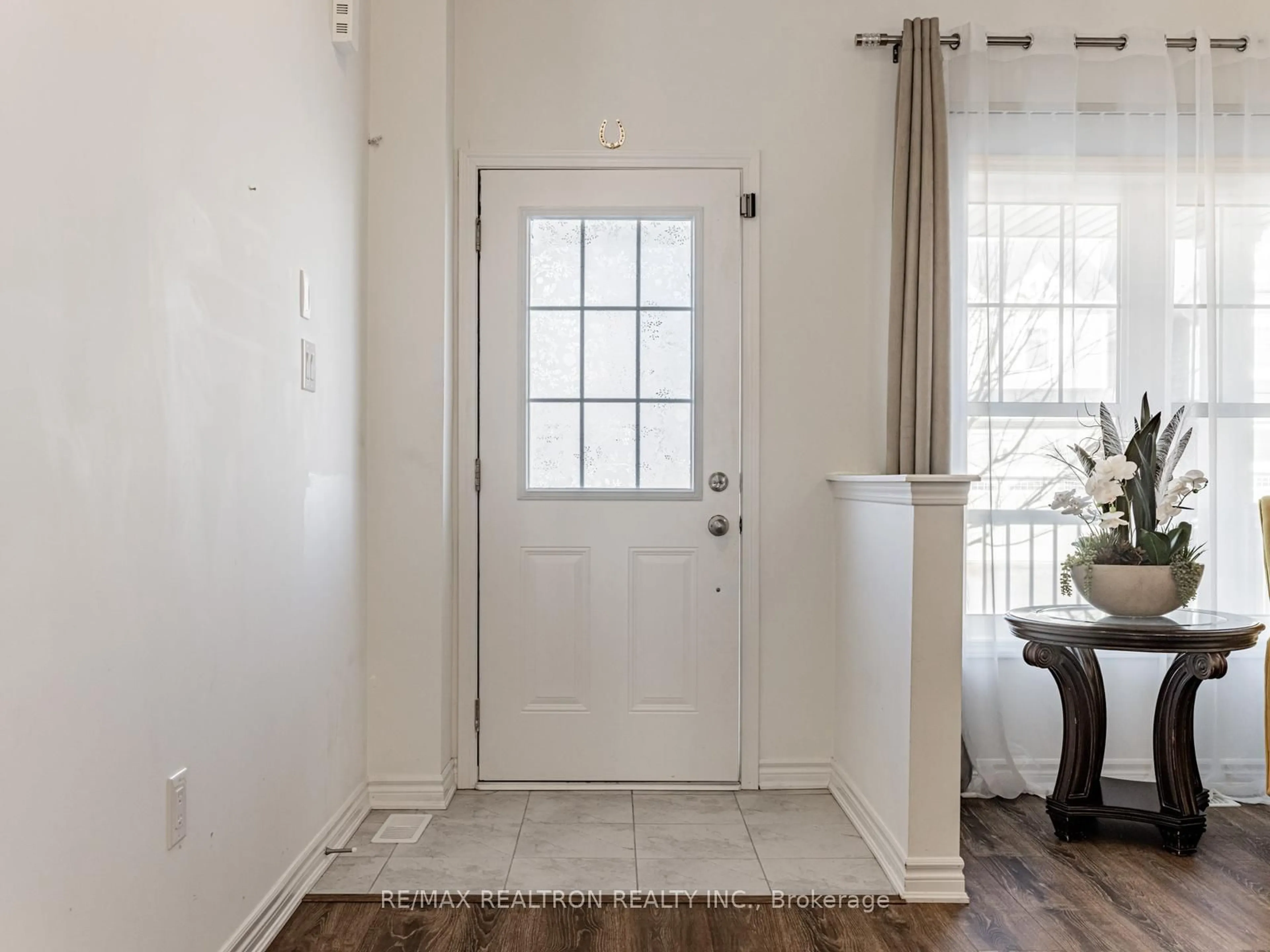 Indoor entryway for 6 Bobolink Dr, Wasaga Beach Ontario L9Z 0J2