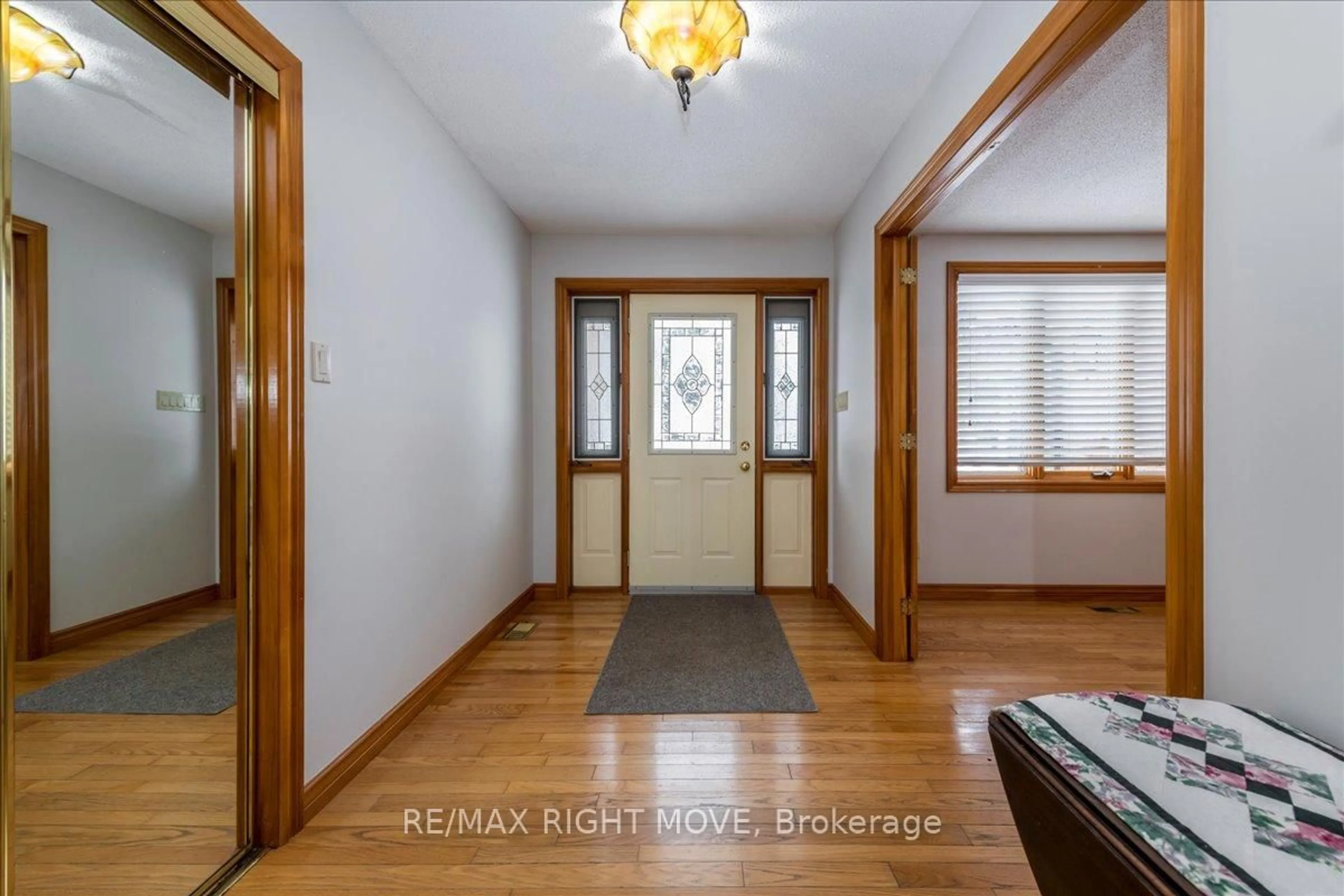 Indoor entryway for 1892 CARRIAGE Crt, Severn Ontario L3V 6H2