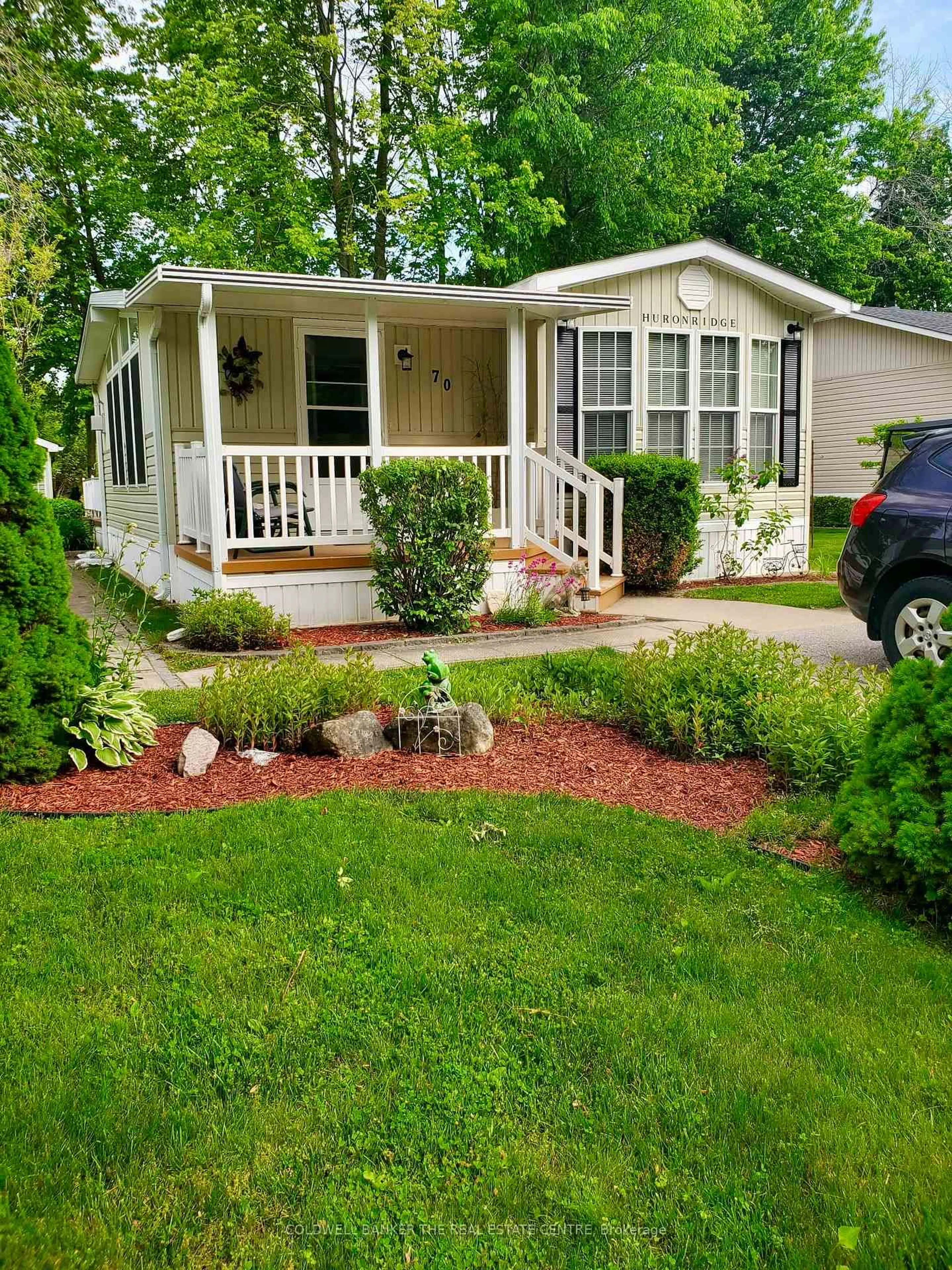 Home with vinyl exterior material, street for 70 Topaz St, Wasaga Beach Ontario L9Z 1X7