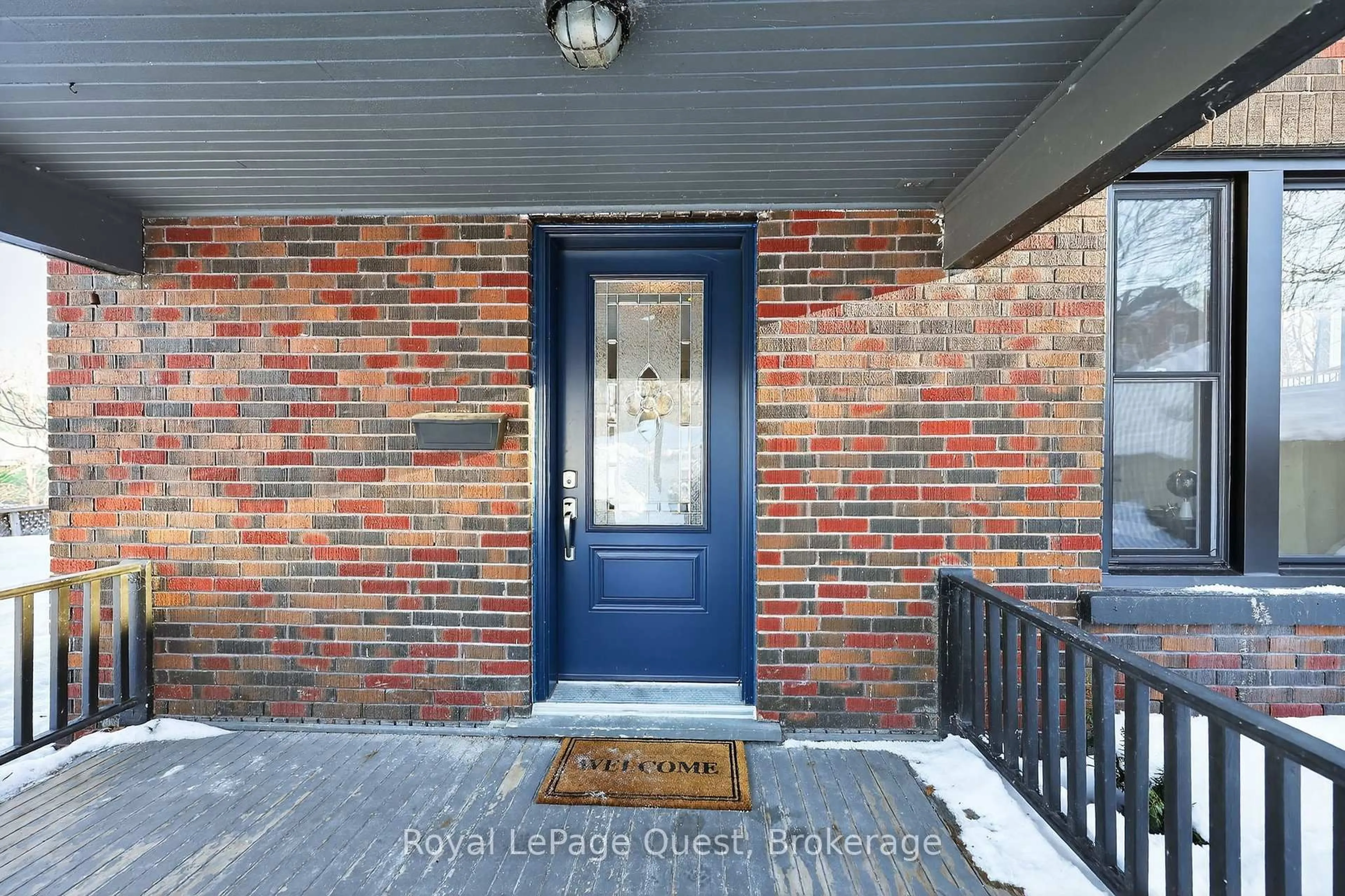 Indoor entryway for 109 Brant St, Orillia Ontario L3V 1Z3