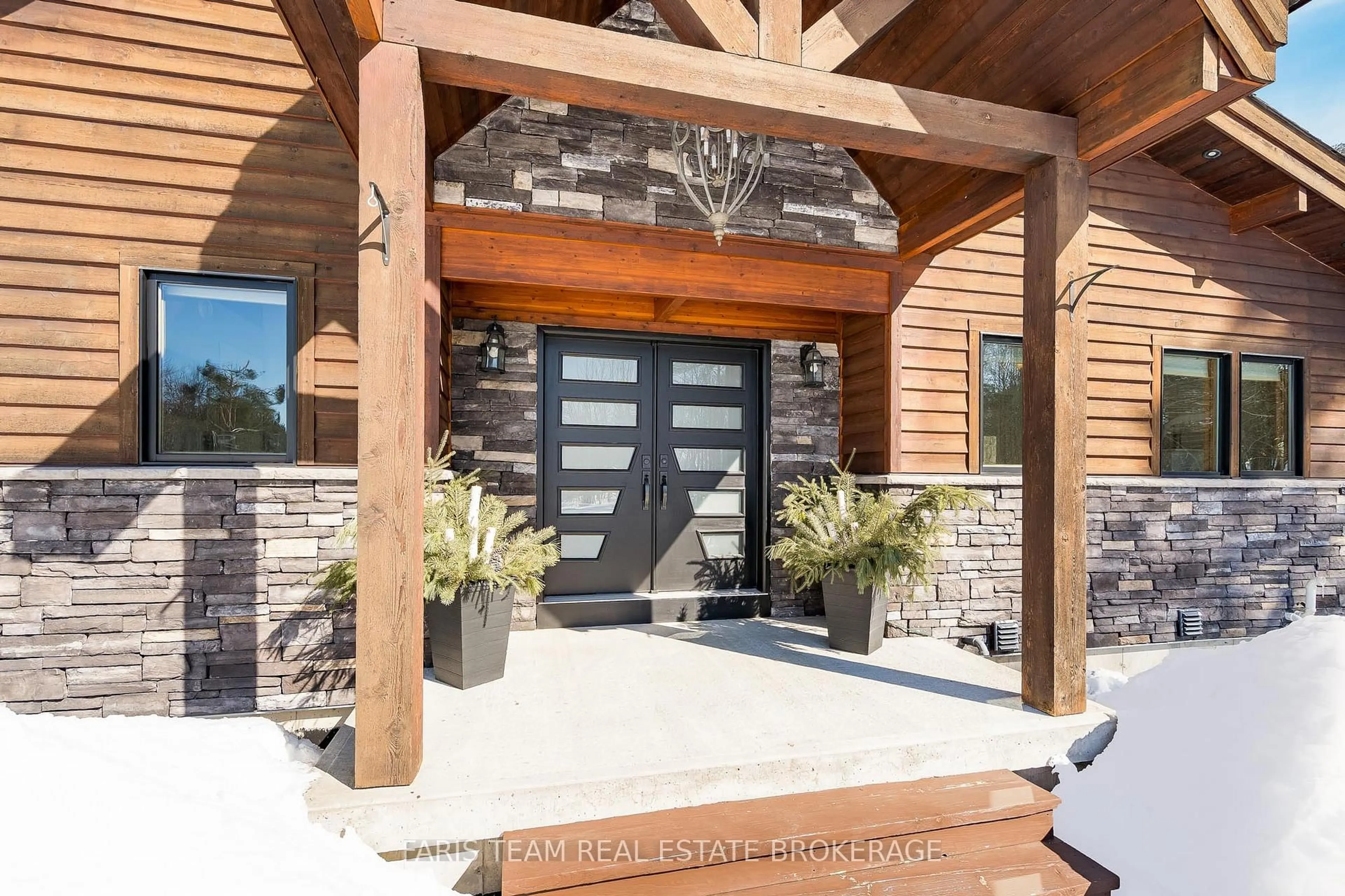 Indoor entryway for 22 Houben Cres, Oro-Medonte Ontario L0L 1T0