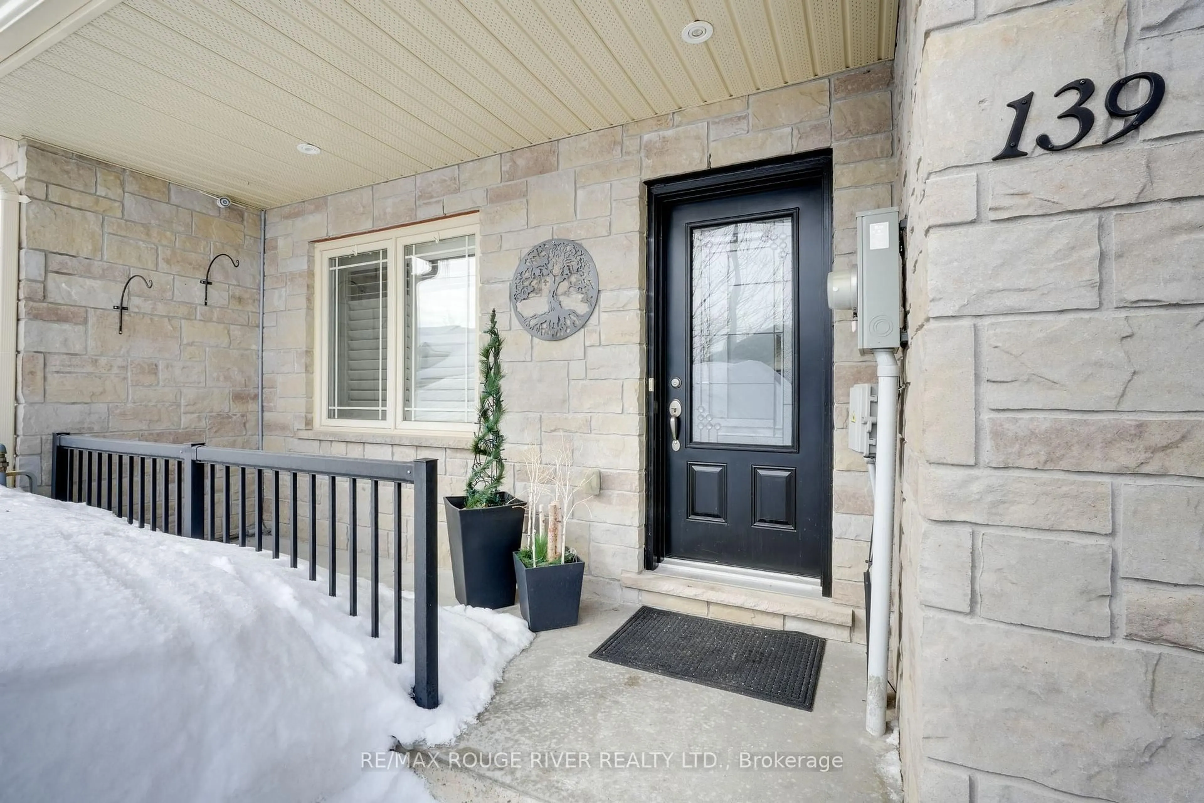Indoor entryway for 139 Lucy Lane, Orillia Ontario L3V 0G3