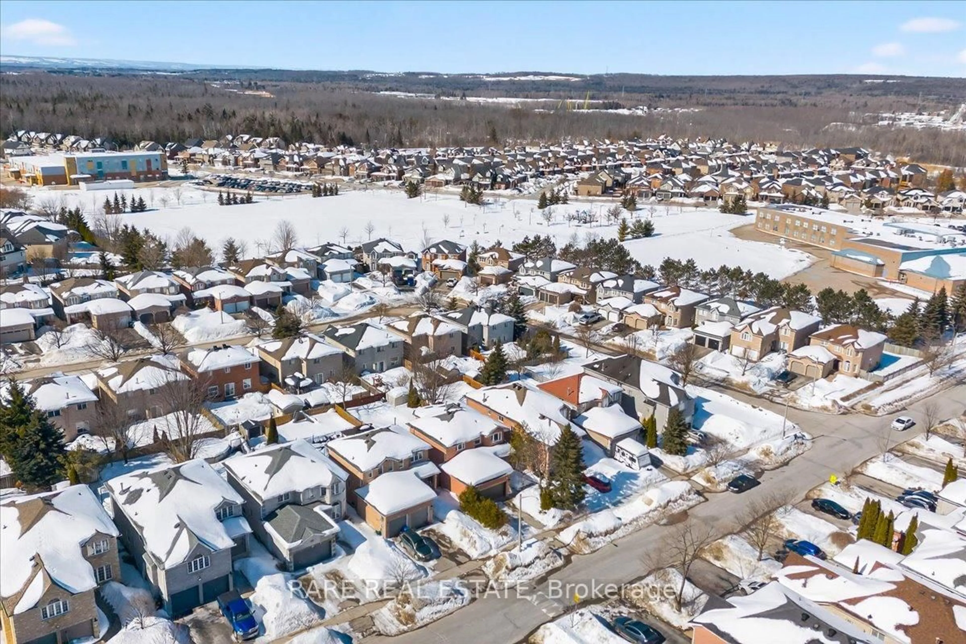 A pic from outside/outdoor area/front of a property/back of a property/a pic from drone, street for 28 Hawkins Dr, Barrie Ontario L4N 0A6