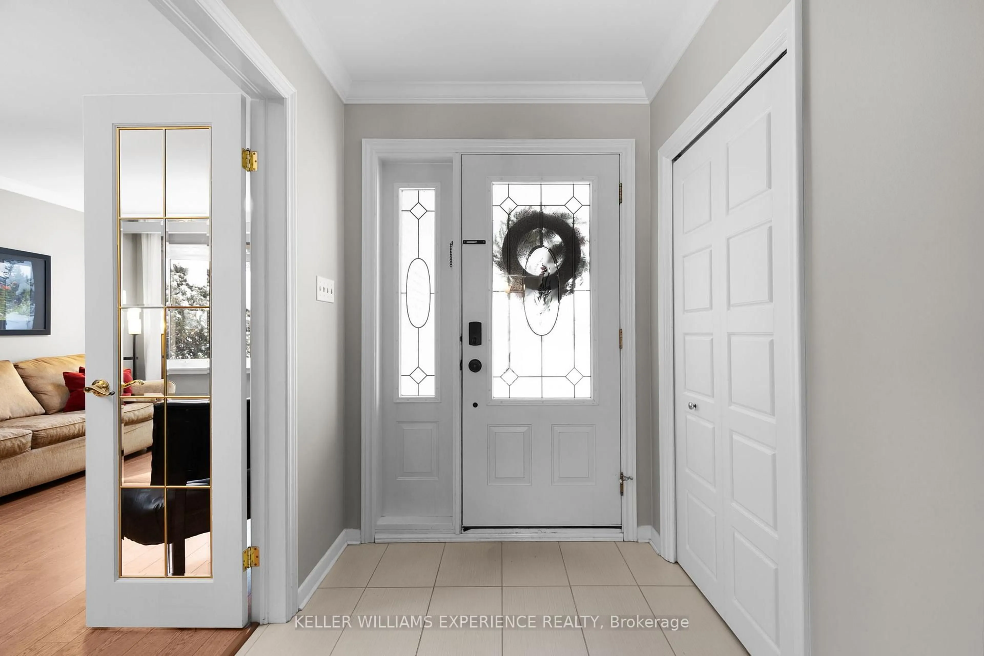Indoor entryway for 27 Ottaway Ave, Barrie Ontario L4M 2W6