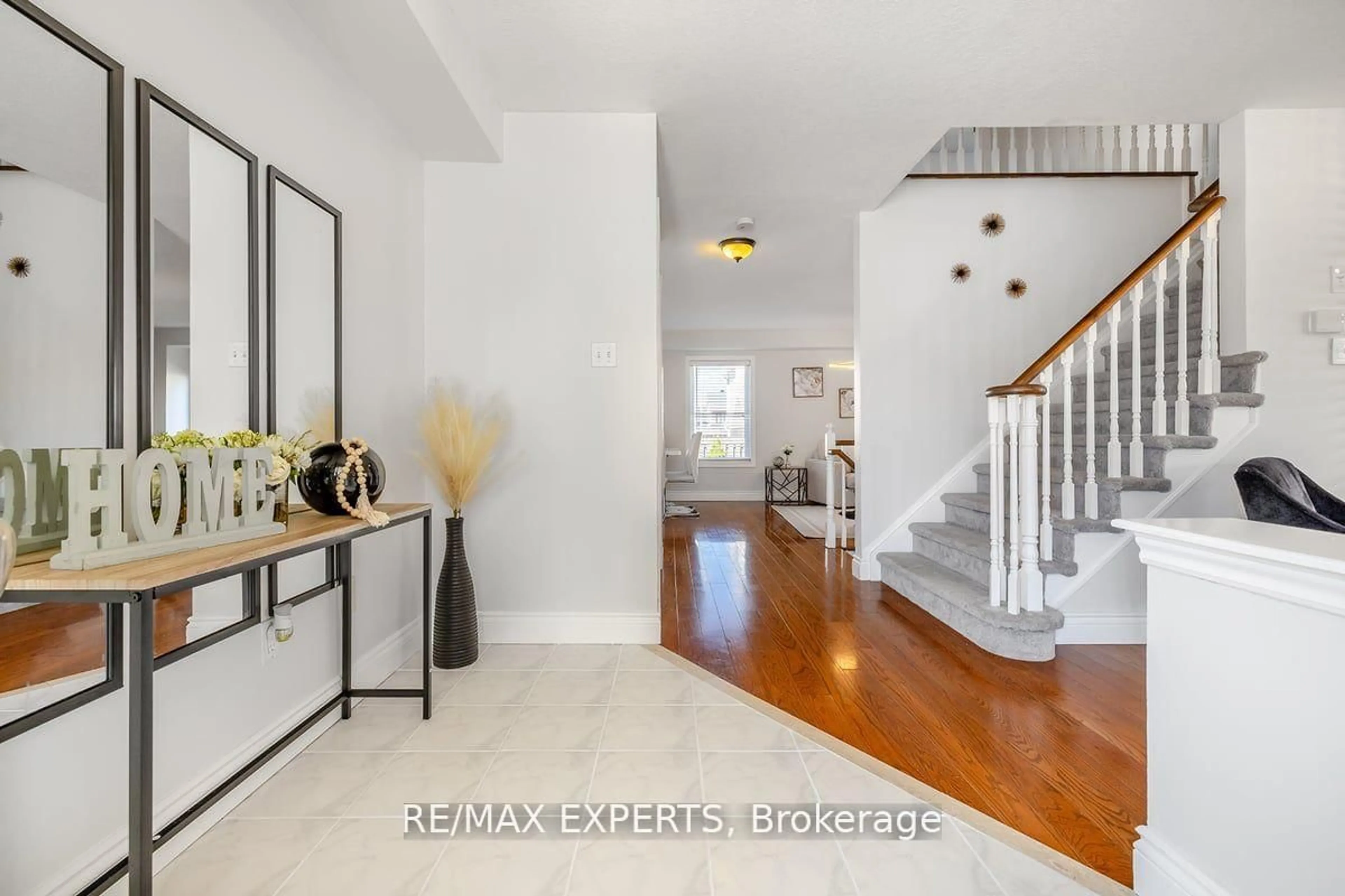 Indoor entryway for 10 Snowden Ave, Barrie Ontario L4M 7H3