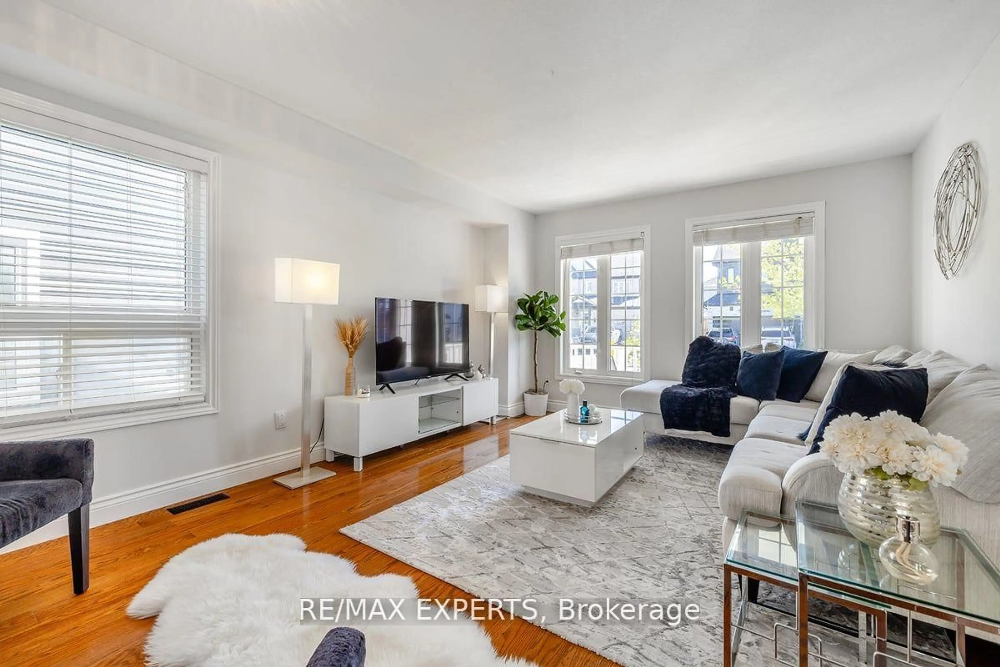 Living room with furniture, unknown for 10 Snowden Ave, Barrie Ontario L4M 7H3