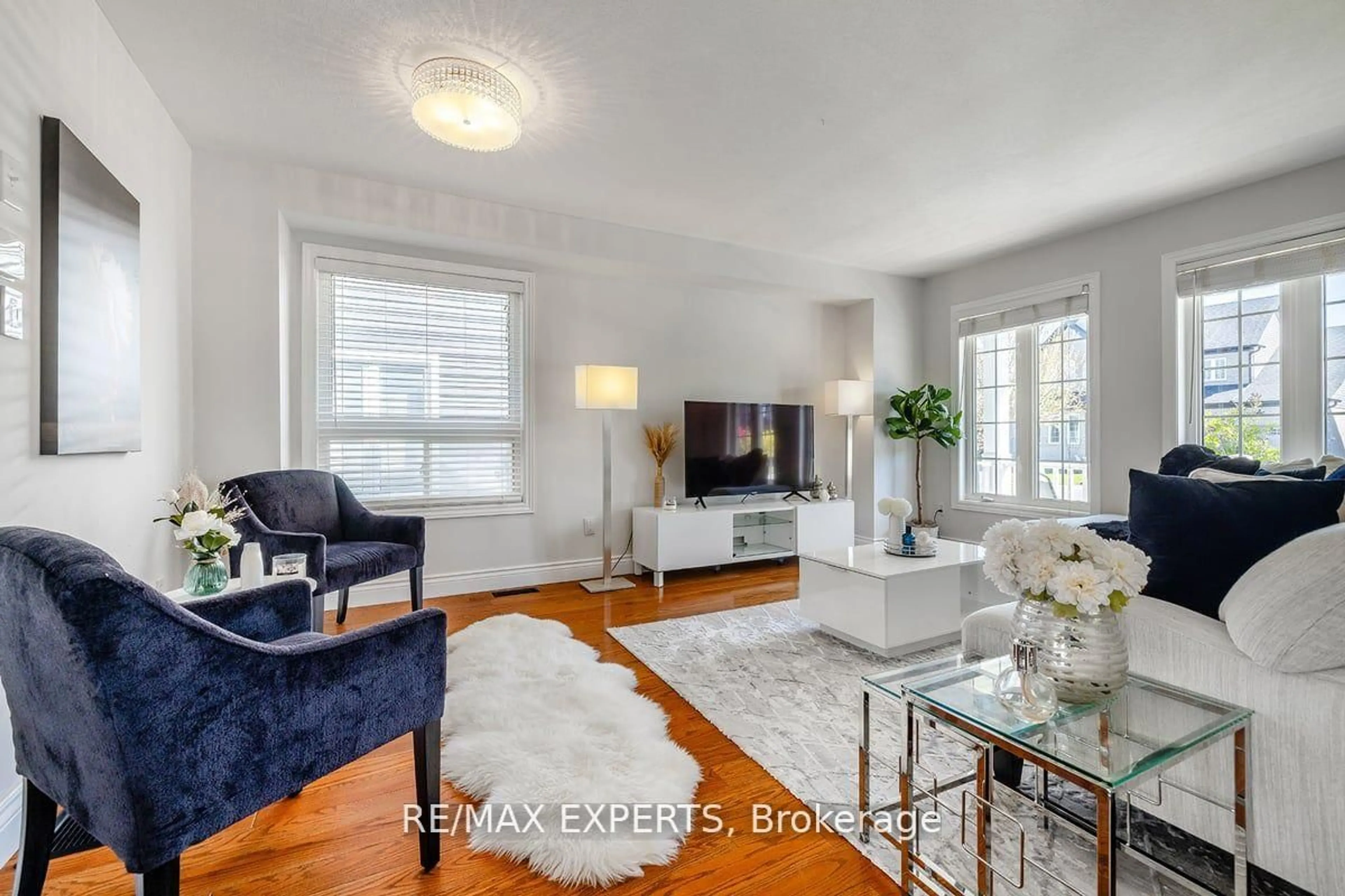 Living room with furniture, unknown for 10 Snowden Ave, Barrie Ontario L4M 7H3