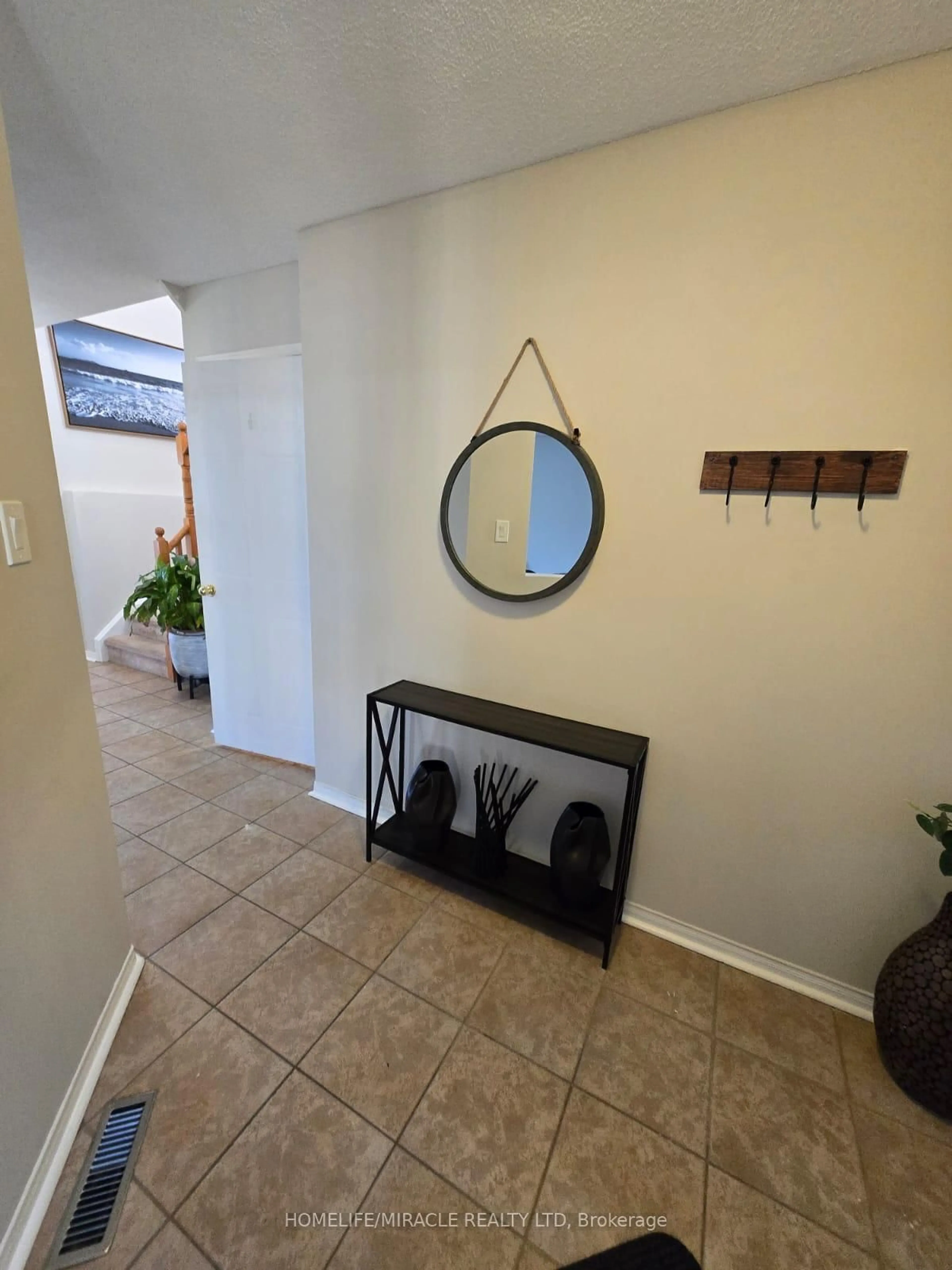 Indoor entryway for 29 Nicholson Dr, Barrie Ontario L4N 8L7