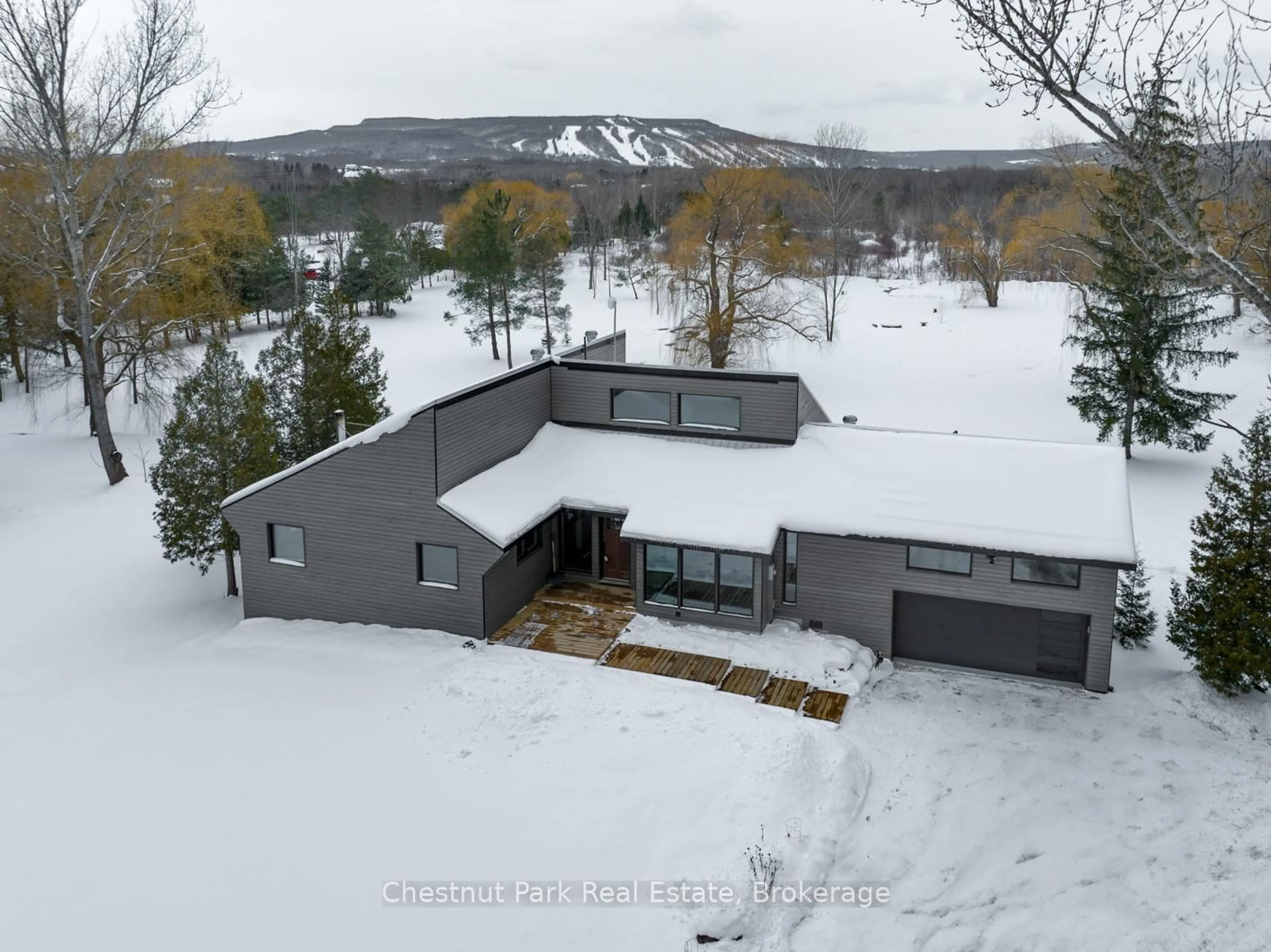 A pic from outside/outdoor area/front of a property/back of a property/a pic from drone, mountain view for 2890 Nottawasaga Conc 10, Clearview Ontario L9Y 3Y9