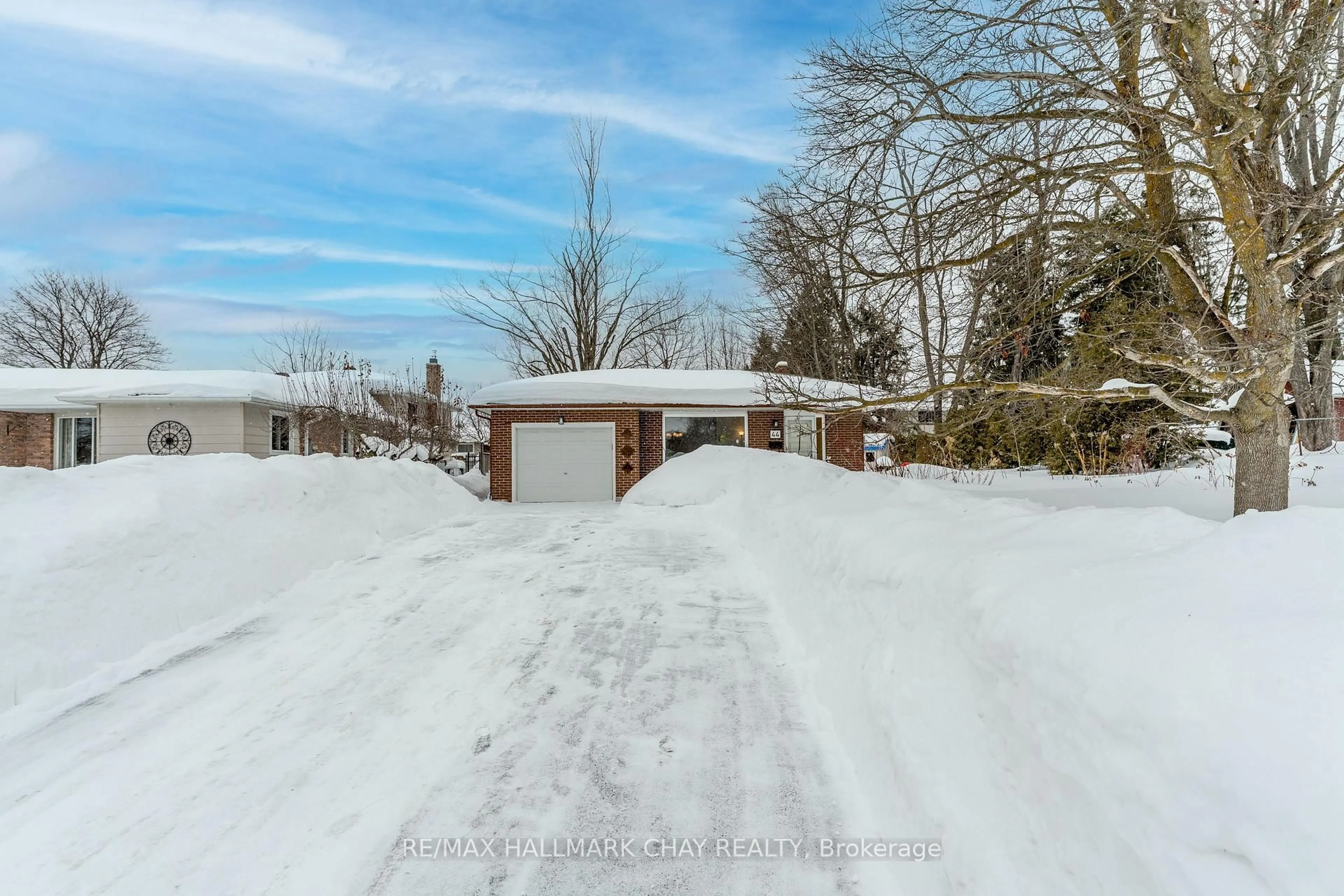 A pic from outside/outdoor area/front of a property/back of a property/a pic from drone, street for 44 Belcourt Ave, Barrie Ontario L4M 4E4