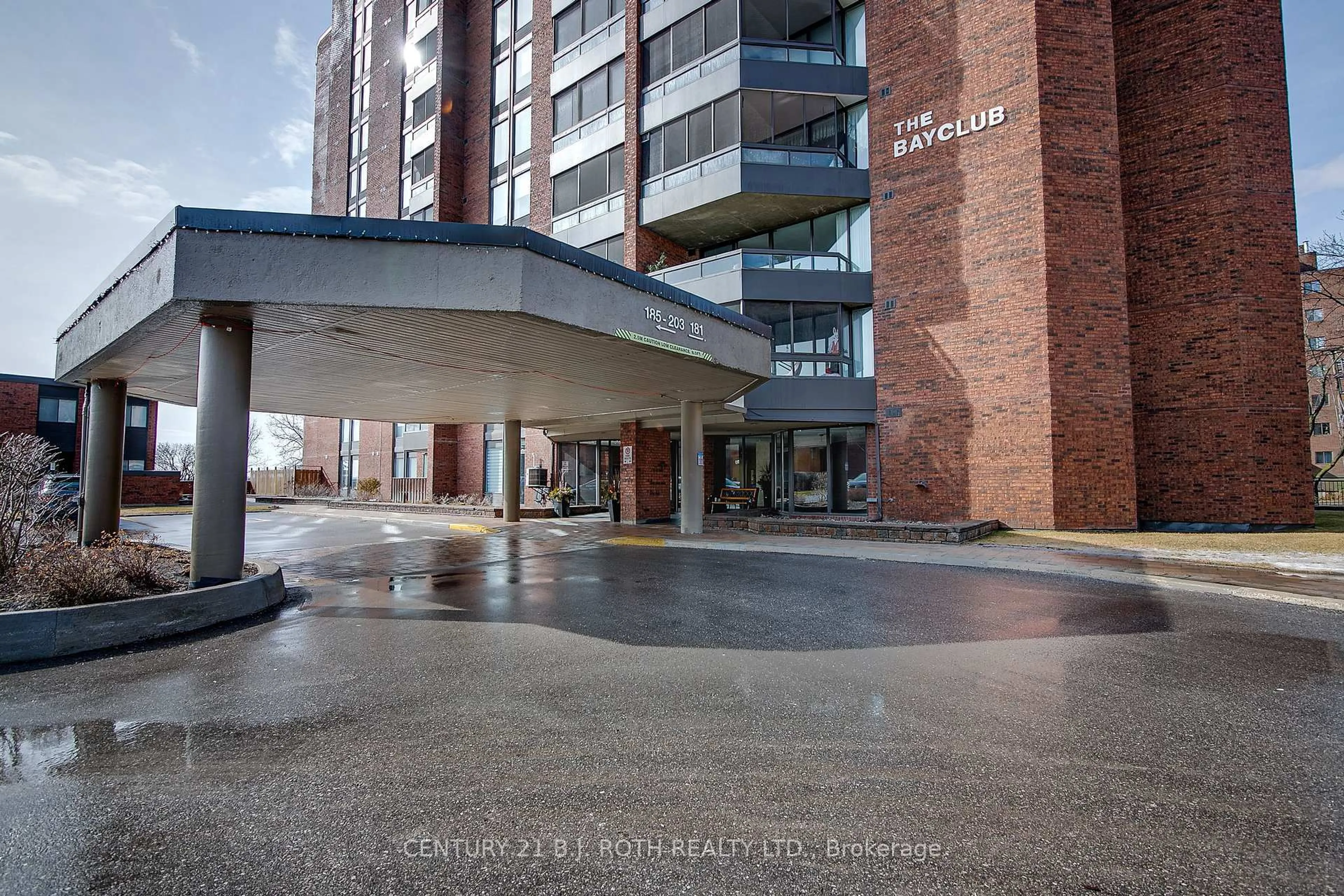 Indoor foyer for 181 Collier St #301, Barrie Ontario L4M 5L6