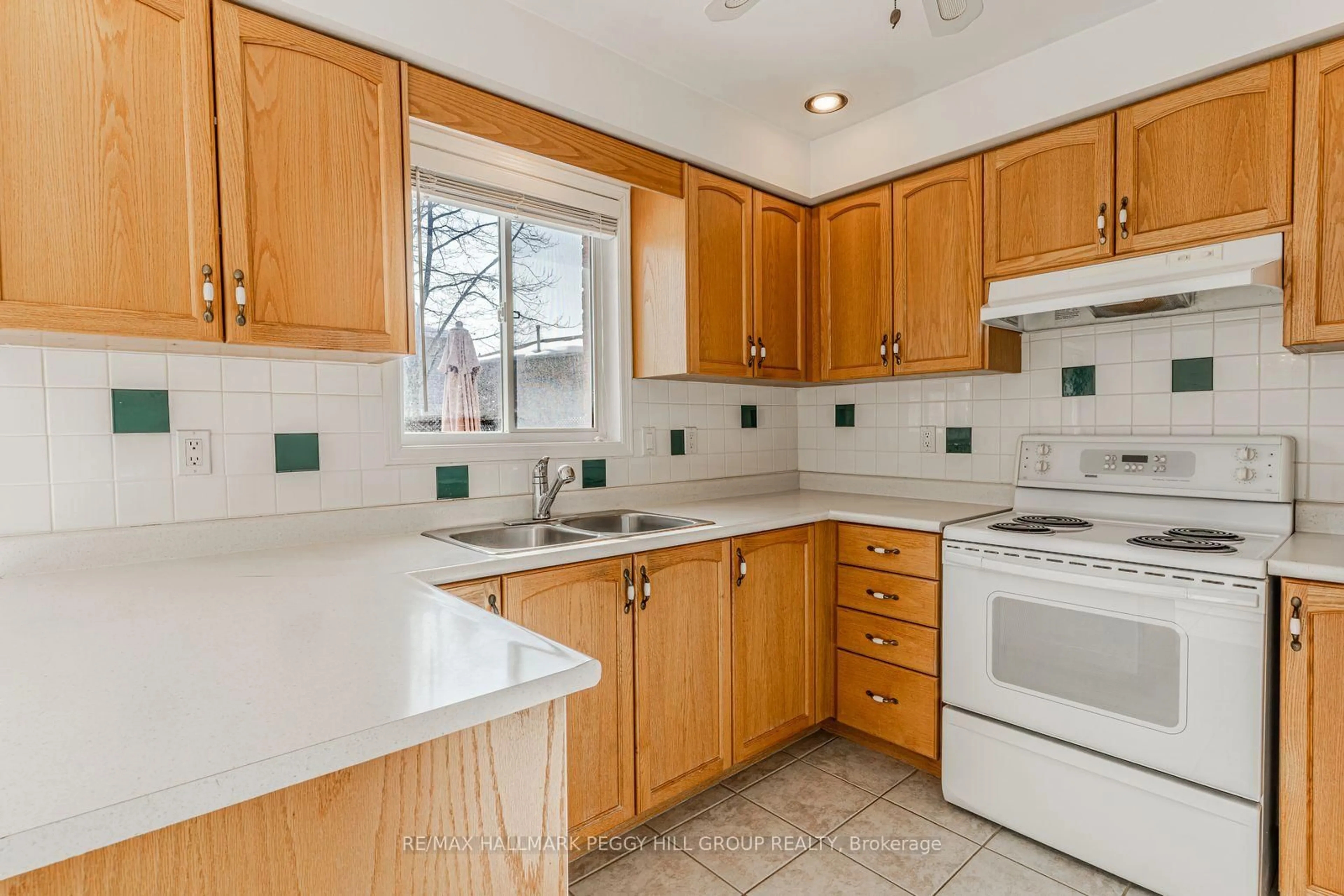 Standard kitchen, unknown for 333 Cundles Rd, Barrie Ontario L4N 7C9