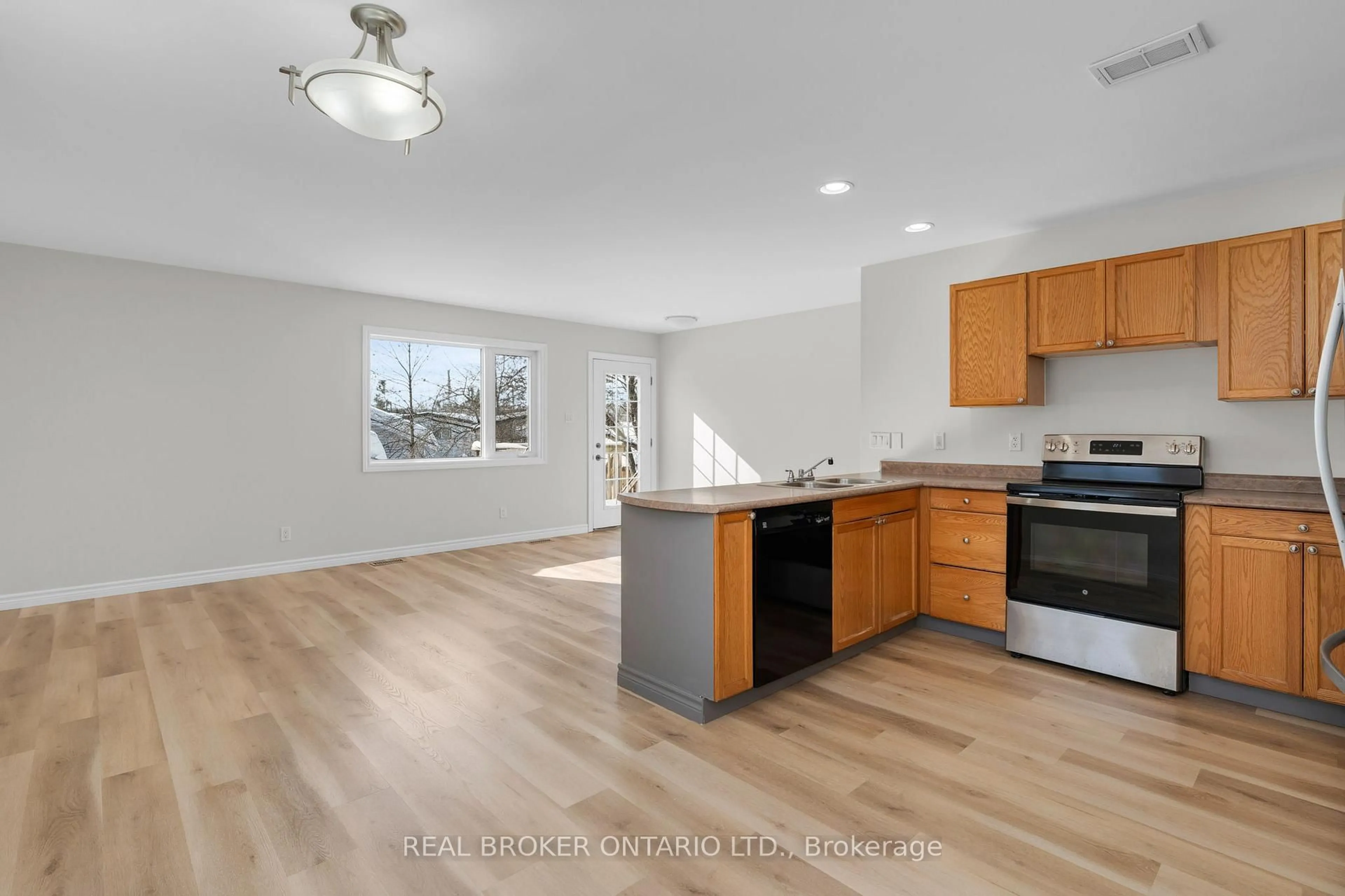 Open concept kitchen, wood/laminate floor for 3392 Lee Ave, Severn Ontario L0K 1G0