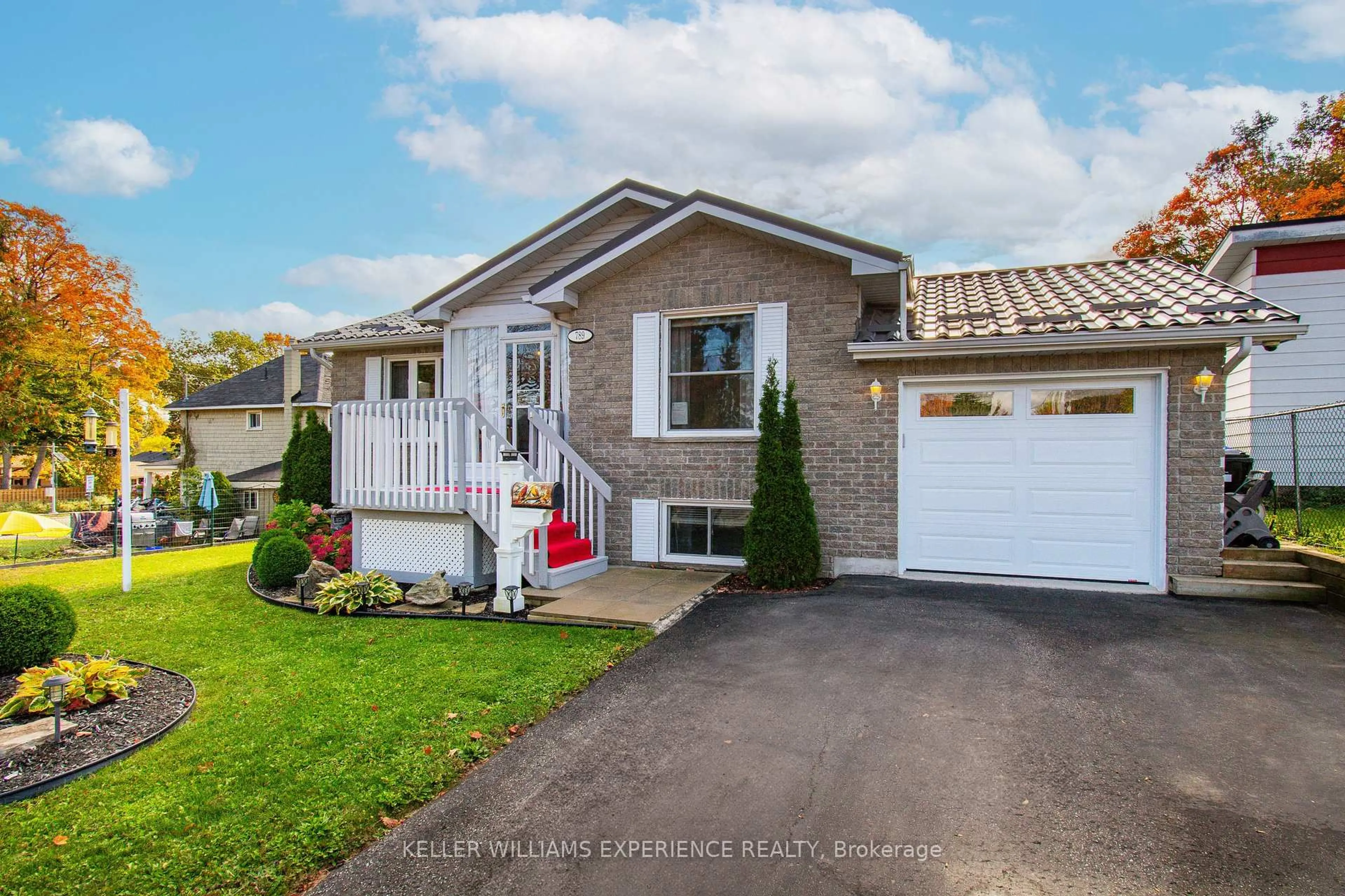 Home with vinyl exterior material, street for 789 Montreal St, Midland Ontario L4R 1G9