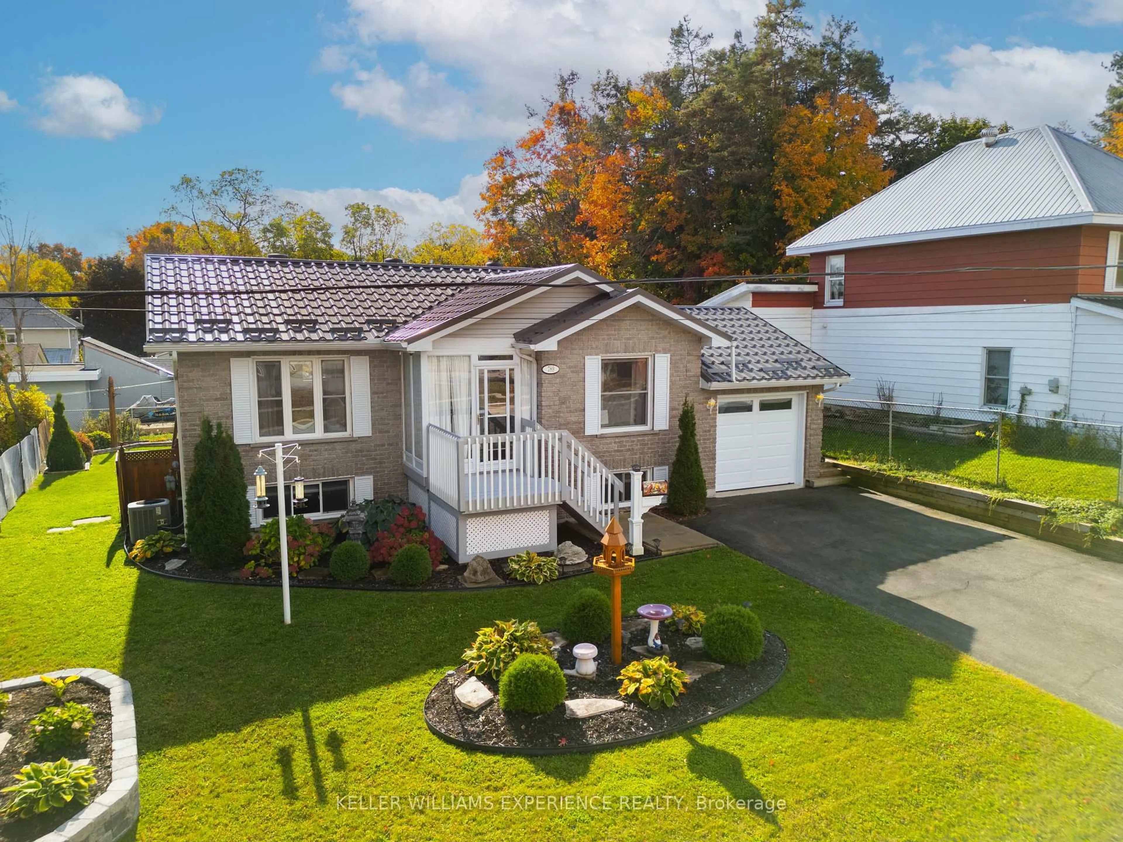 A pic from outside/outdoor area/front of a property/back of a property/a pic from drone, street for 789 Montreal St, Midland Ontario L4R 1G9