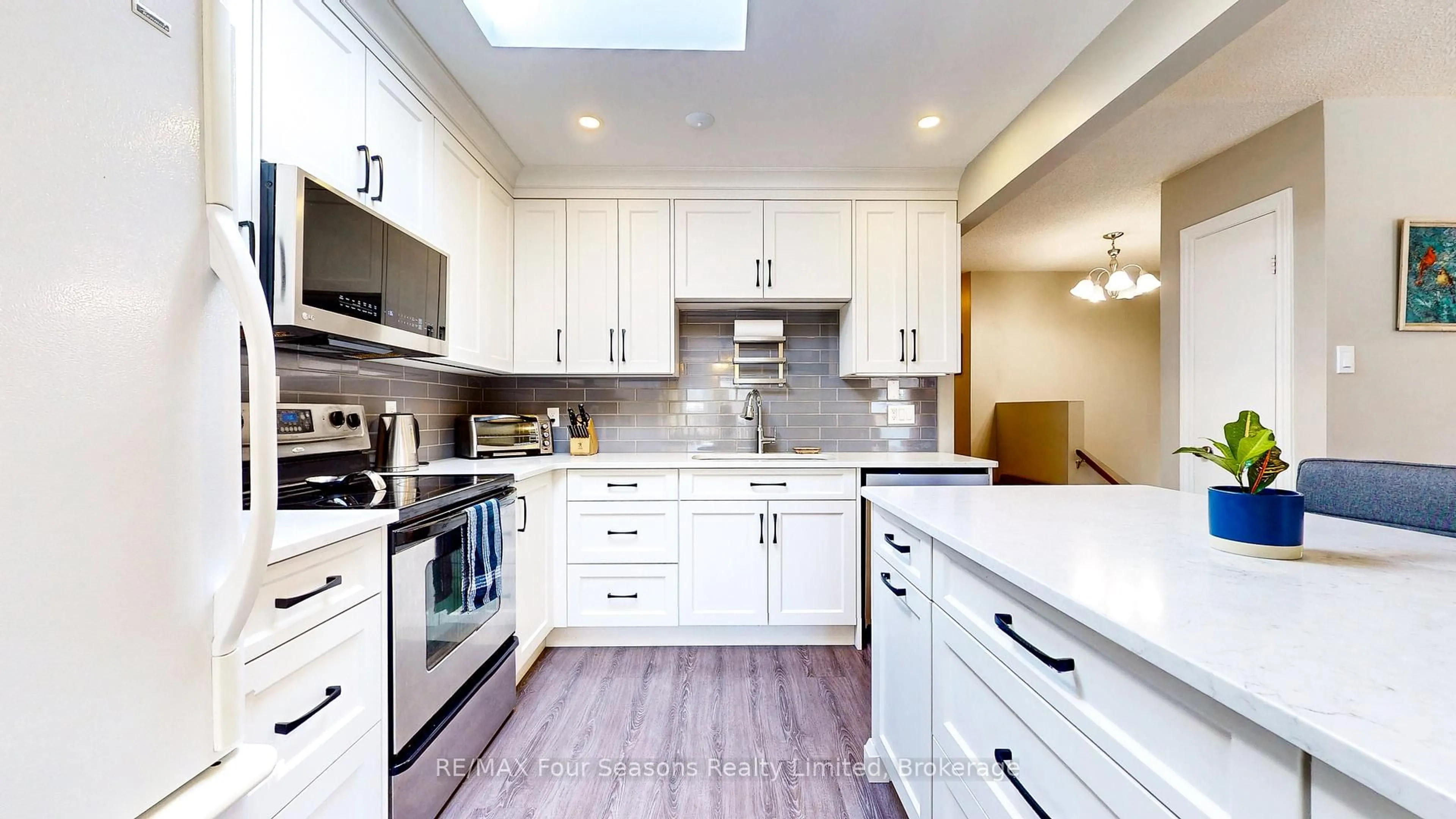 Contemporary kitchen, unknown for 74 Telfer Rd, Collingwood Ontario L9Y 4S2