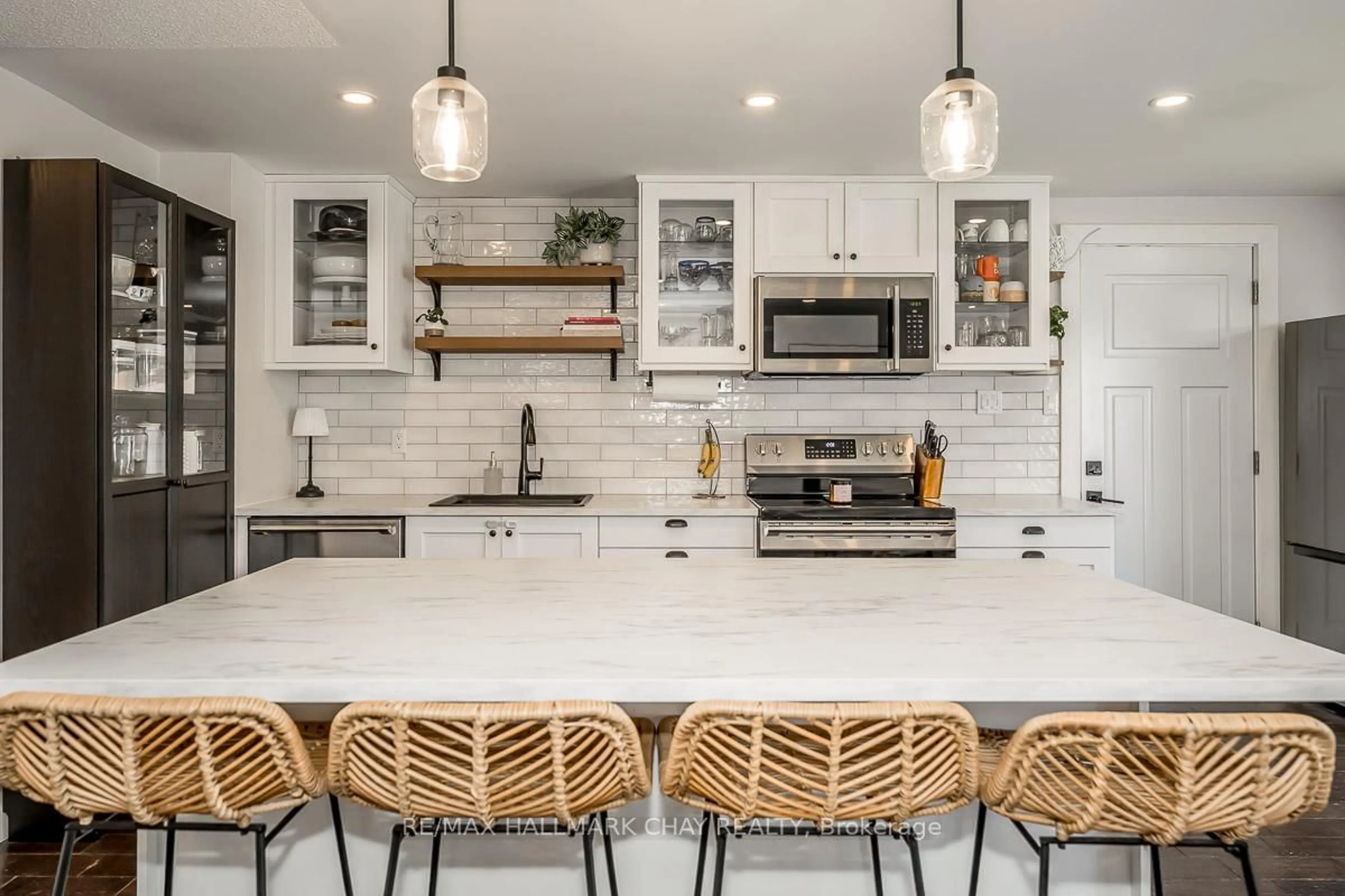 Open concept kitchen, ceramic/tile floor for 29 Shaw Cres, Barrie Ontario L4N 4Z3