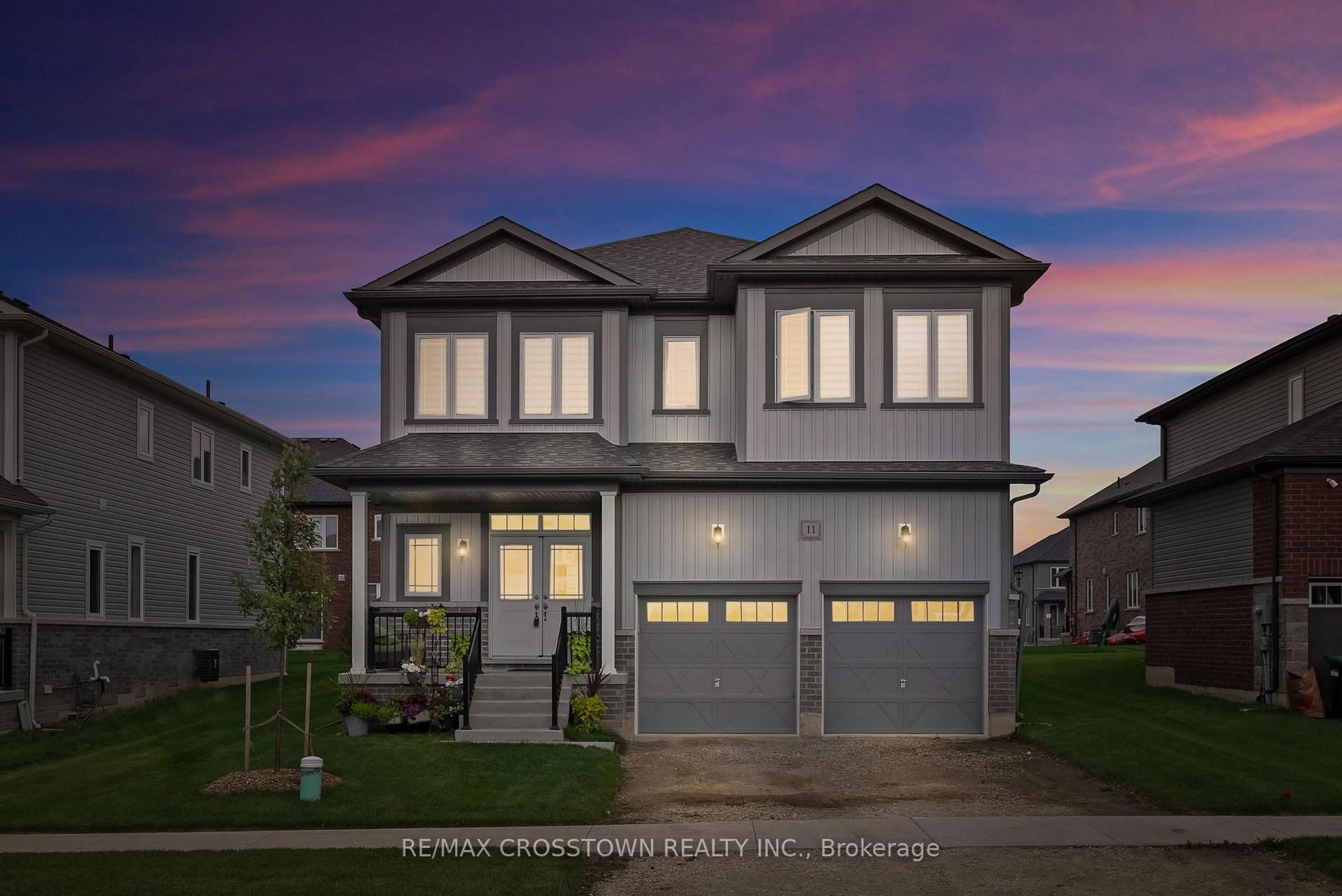 Home with vinyl exterior material, street for 11 Middleton Dr, Wasaga Beach Ontario L9Z 0L1