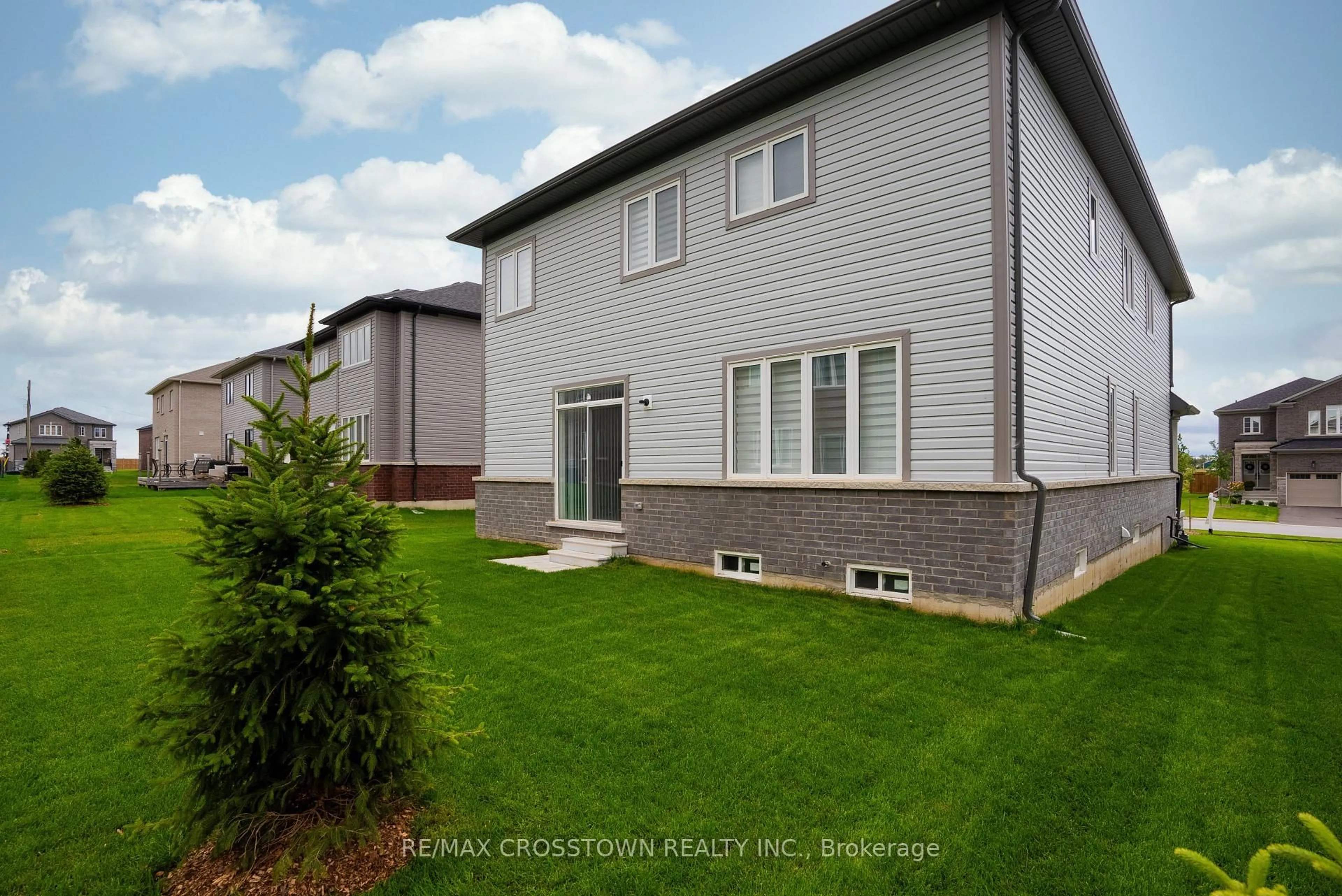 Home with vinyl exterior material, street for 11 Middleton Dr, Wasaga Beach Ontario L9Z 0L1